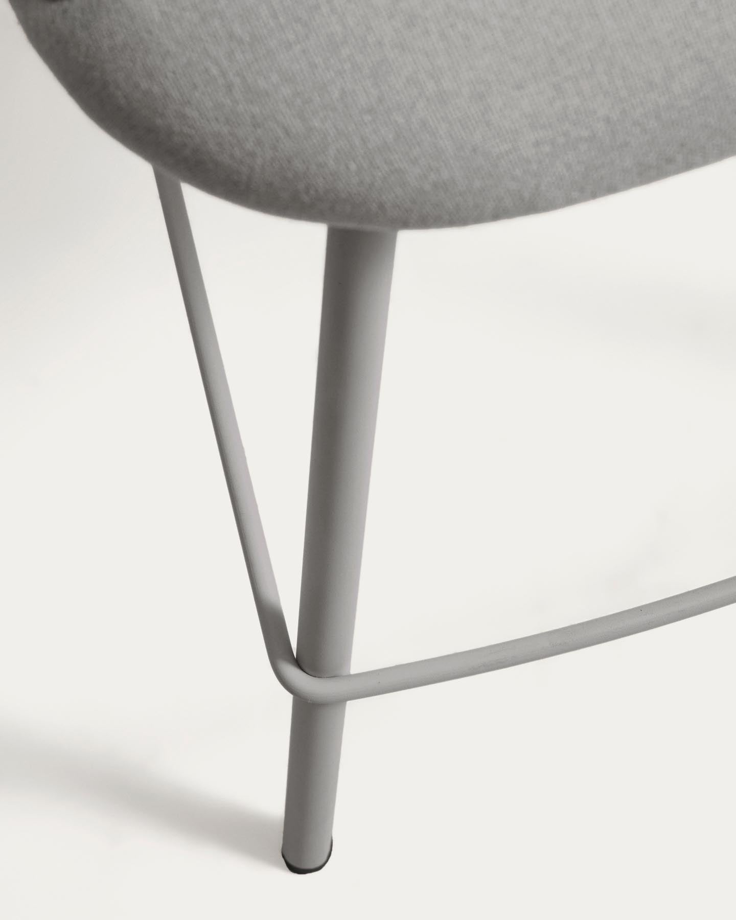 Hocker Bonali mit grauer Chenille und Beinen aus grauem Metall, FSC Mix Credit, 65 cm in Grau präsentiert im Onlineshop von KAQTU Design AG. Barhocker ist von Kave Home