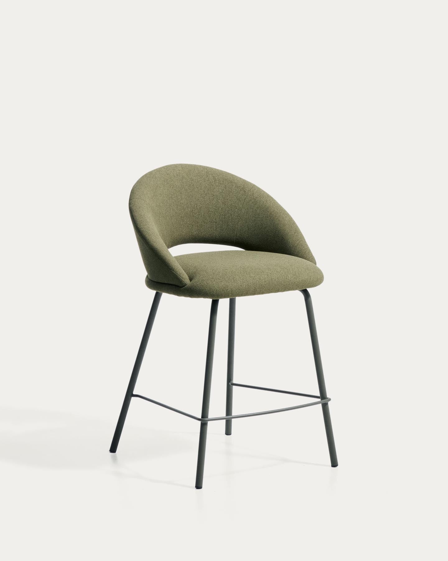 Hocker Bonali mit grüner Chenille und grünen Metallbeinen, FSC Mix Credit, 65 cm in Grün präsentiert im Onlineshop von KAQTU Design AG. Barhocker ist von Kave Home