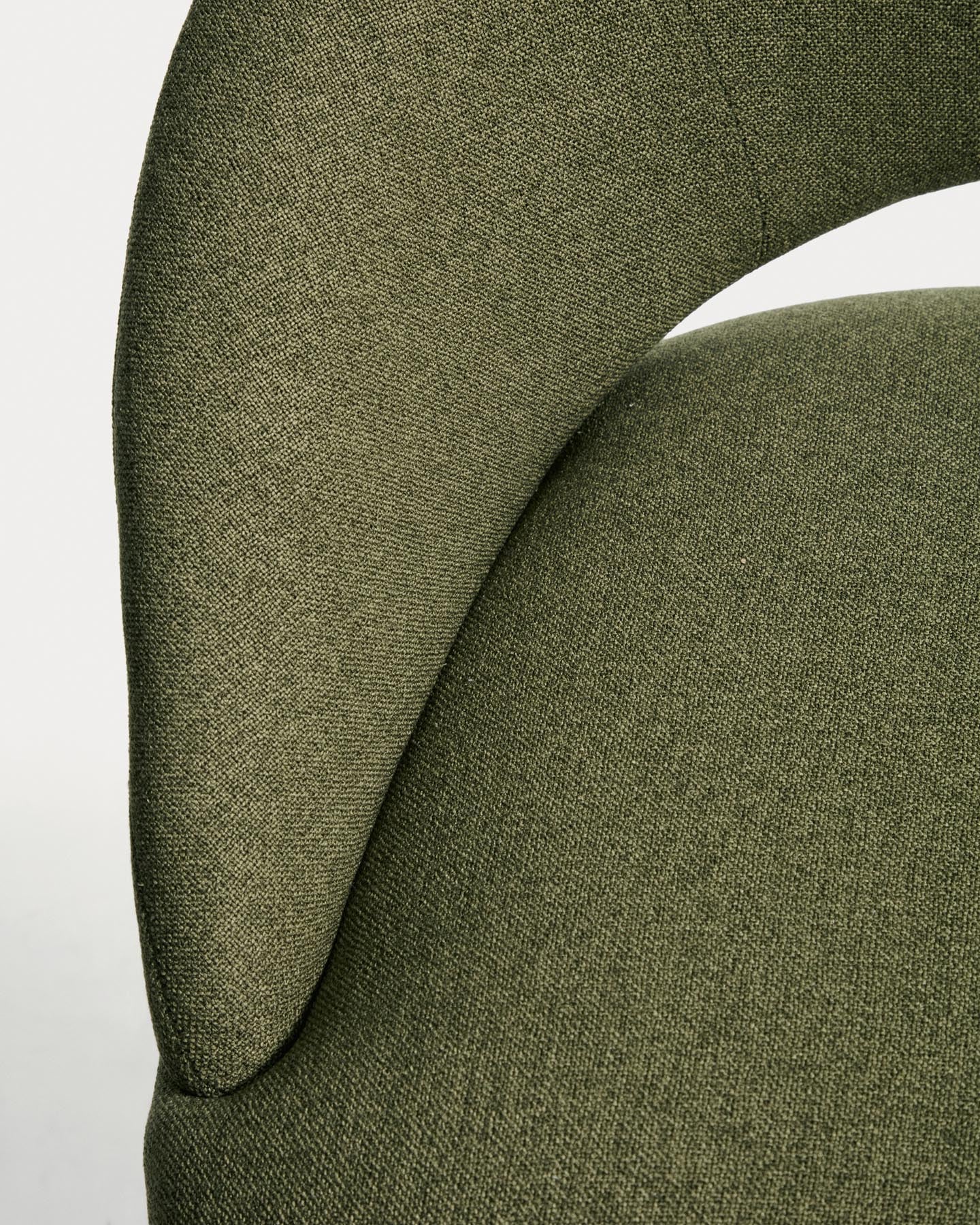 Hocker Bonali mit grüner Chenille und grünen Metallbeinen, FSC Mix Credit, 65 cm in Grün präsentiert im Onlineshop von KAQTU Design AG. Barhocker ist von Kave Home
