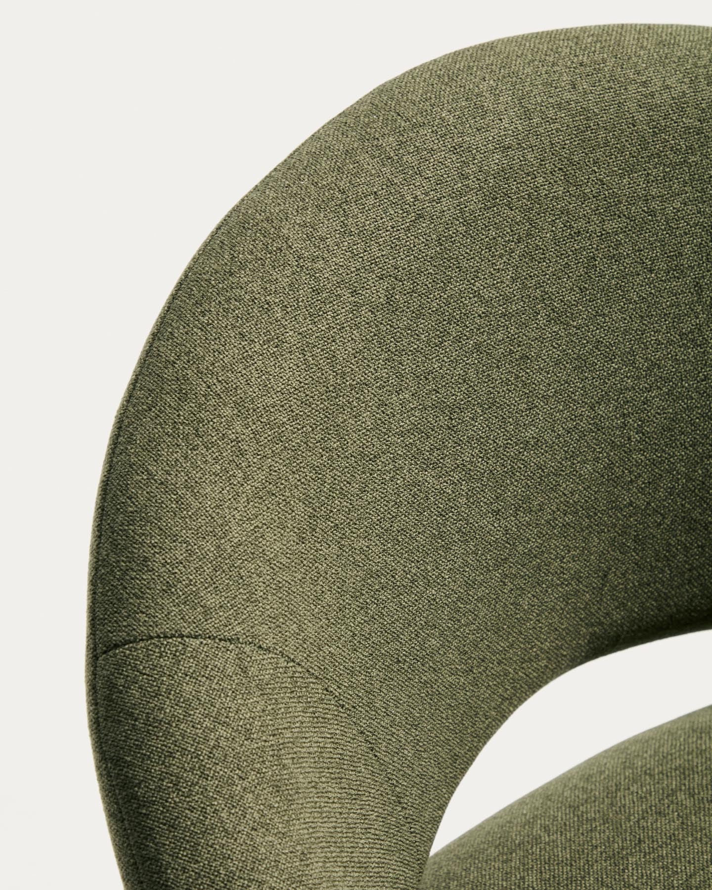 Hocker Bonali mit grüner Chenille und grünen Metallbeinen, FSC Mix Credit, 65 cm in Grün präsentiert im Onlineshop von KAQTU Design AG. Barhocker ist von Kave Home
