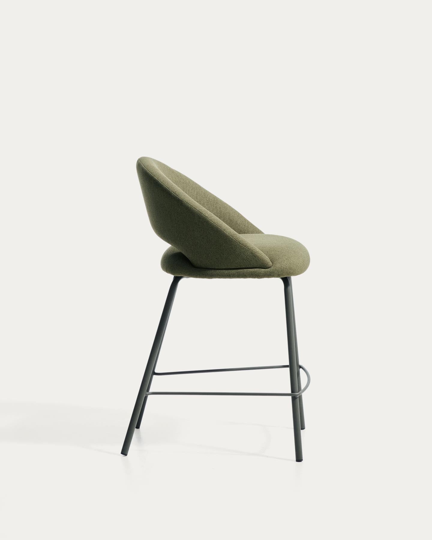 Hocker Bonali mit grüner Chenille und grünen Metallbeinen, FSC Mix Credit, 65 cm in Grün präsentiert im Onlineshop von KAQTU Design AG. Barhocker ist von Kave Home