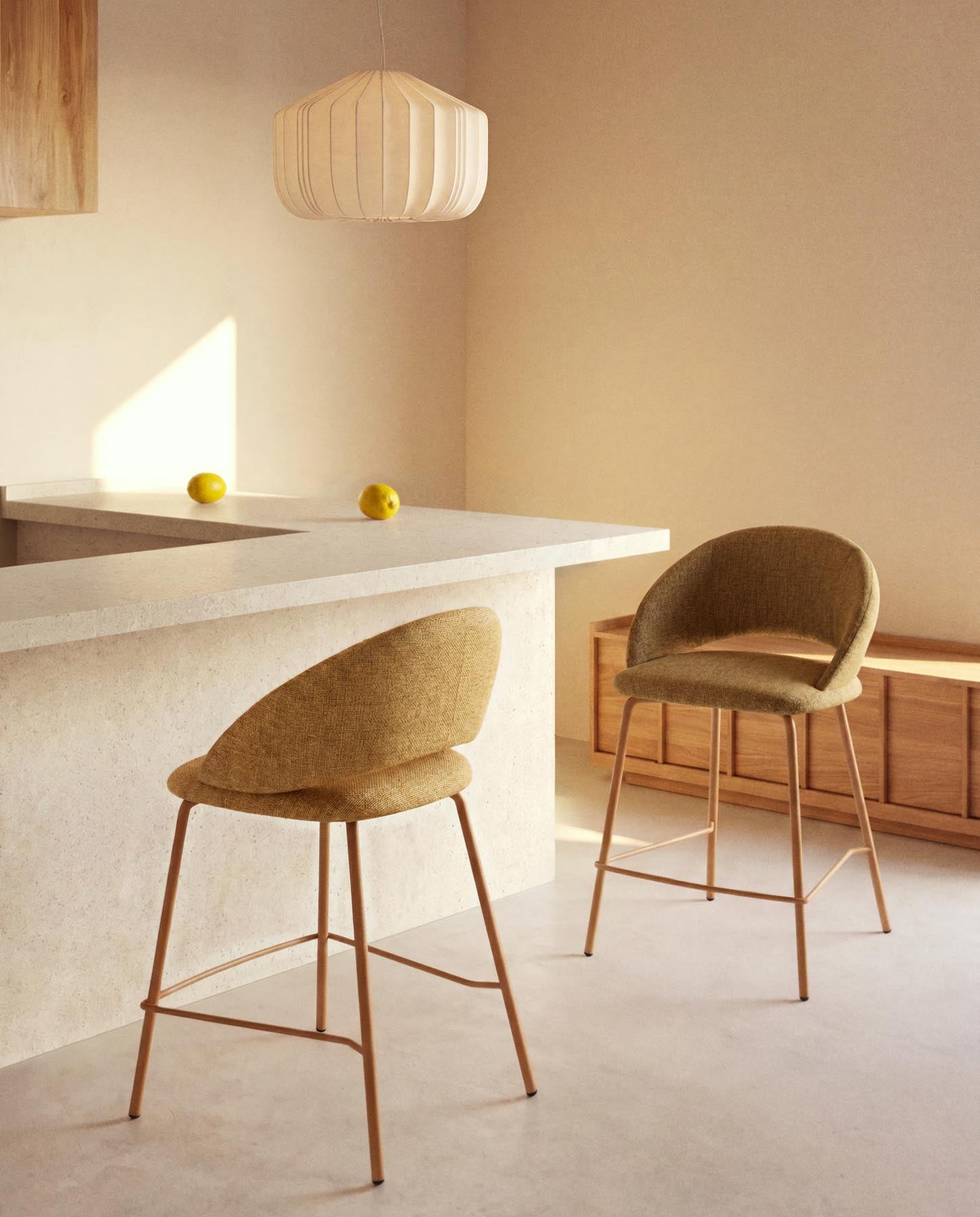 Hocker Bonali mit senfgelber Chenille und Beinen aus senfgelbem Metall, FSC Mix Credit, 65 cm in Senfgelb präsentiert im Onlineshop von KAQTU Design AG. Barhocker ist von Kave Home