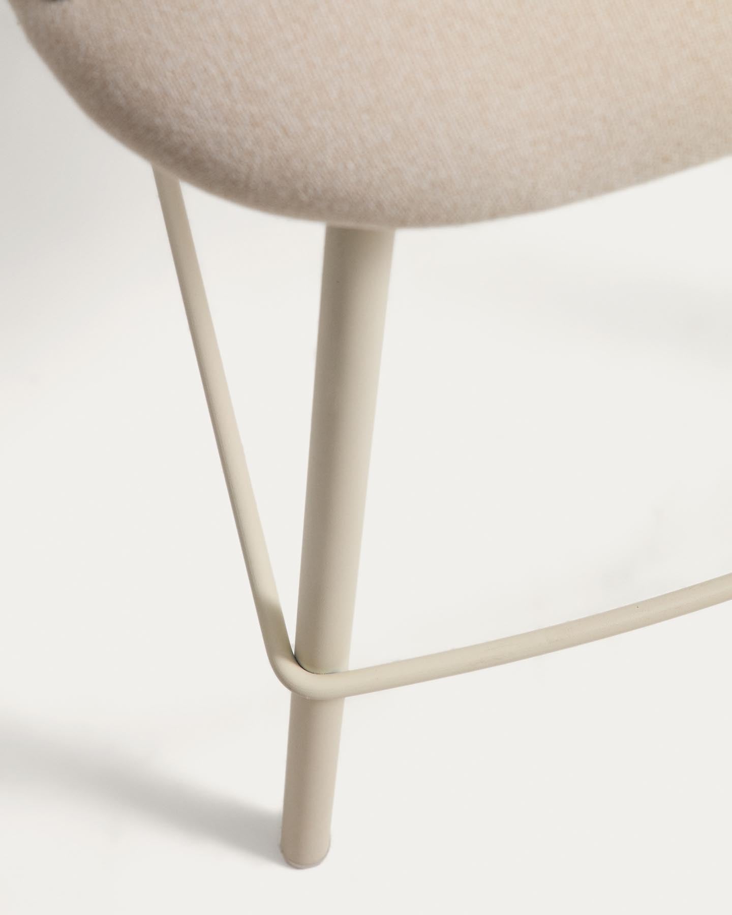 Hocker Bonali mit beiger Chenille und beigen Metallbeinen, FSC Mix Credit, 65 cm in Beige präsentiert im Onlineshop von KAQTU Design AG. Barhocker ist von Kave Home