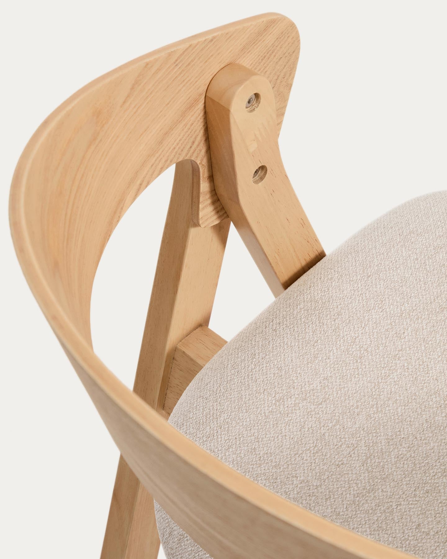 Hocker Godia aus Eichenfurnier mit naturfarbenem Finish und beiger Chenille in Beige präsentiert im Onlineshop von KAQTU Design AG. Barhocker ist von Kave Home