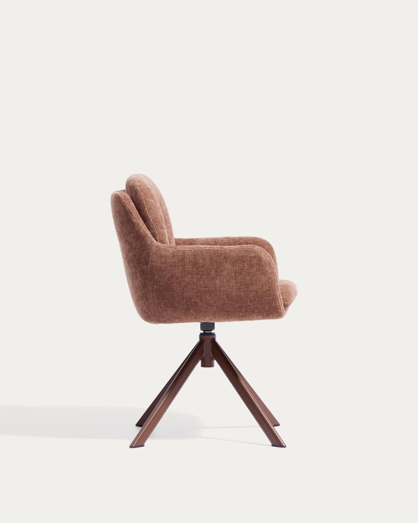 Drehstuhl Lexa aus karamellfarbener Chenille und Stahlbeinen mit karamellfarbenem Finish in Terrakotta präsentiert im Onlineshop von KAQTU Design AG. Drehstuhl ist von Kave Home