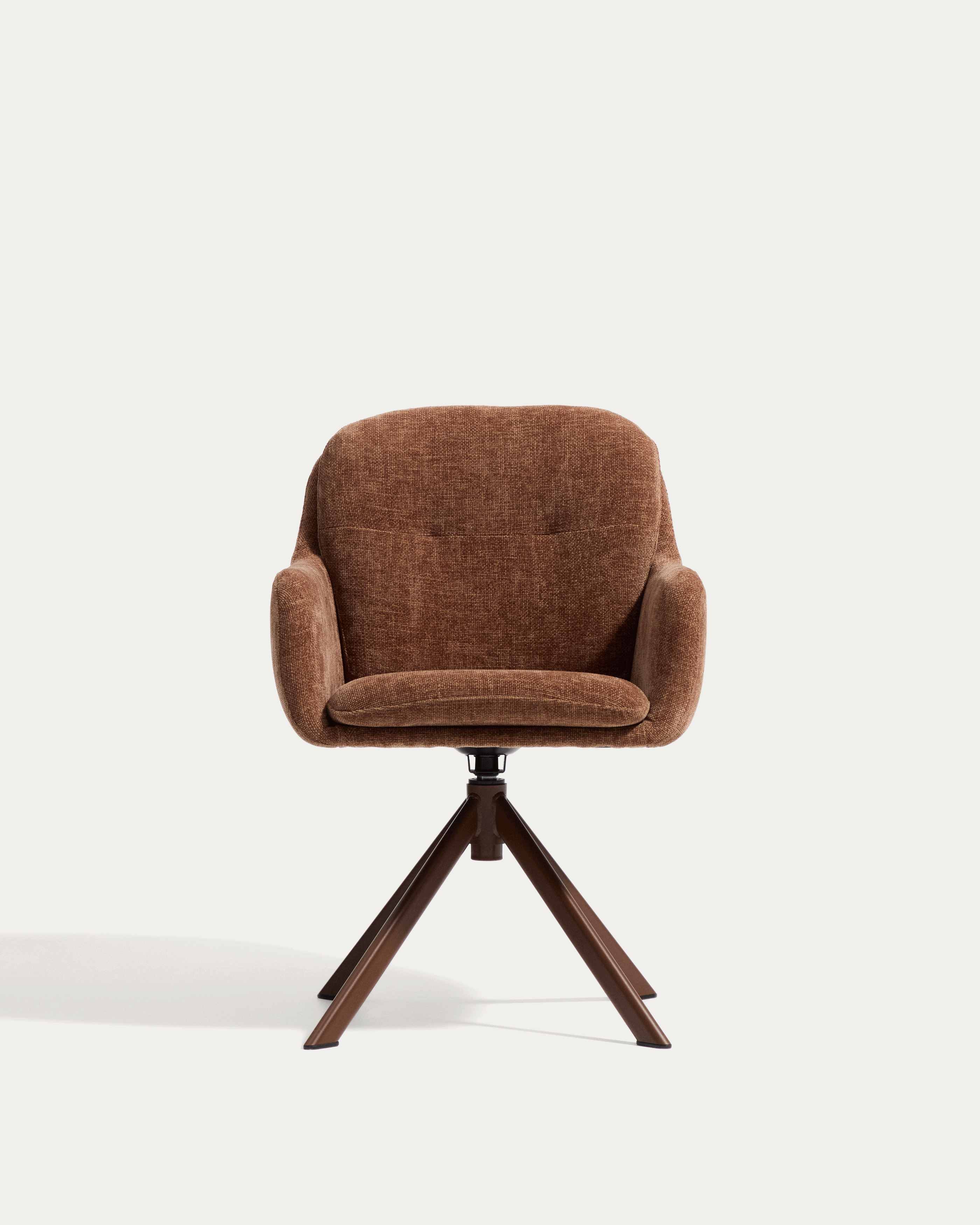 Drehstuhl Lexa aus karamellfarbener Chenille und Stahlbeinen mit karamellfarbenem Finish in Terrakotta präsentiert im Onlineshop von KAQTU Design AG. Drehstuhl ist von Kave Home