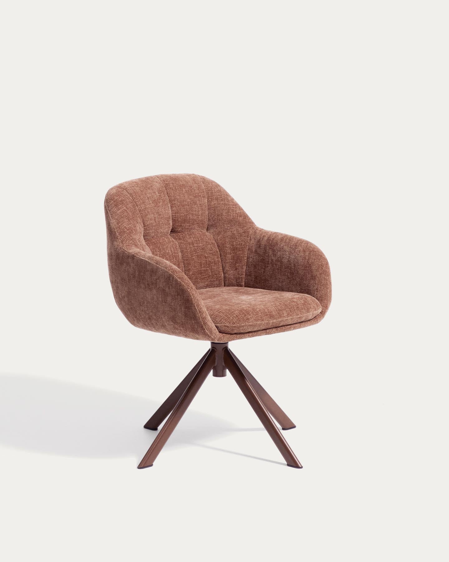 Drehstuhl Dorina aus karamellfarbener Chenille und Stahlbeinen mit karamellfarbenem Finish in Terrakotta präsentiert im Onlineshop von KAQTU Design AG. Drehstuhl ist von Kave Home