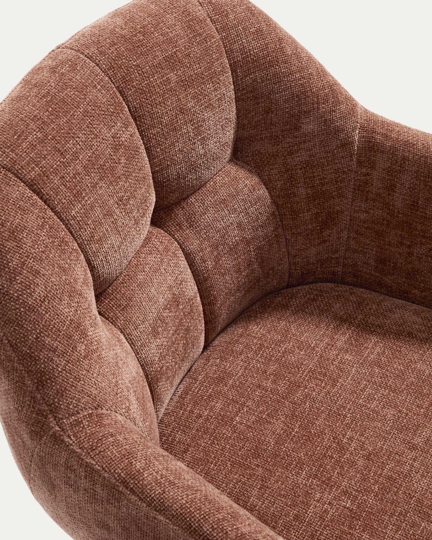 Drehstuhl Dorina aus karamellfarbener Chenille und Stahlbeinen mit karamellfarbenem Finish in Terrakotta präsentiert im Onlineshop von KAQTU Design AG. Drehstuhl ist von Kave Home