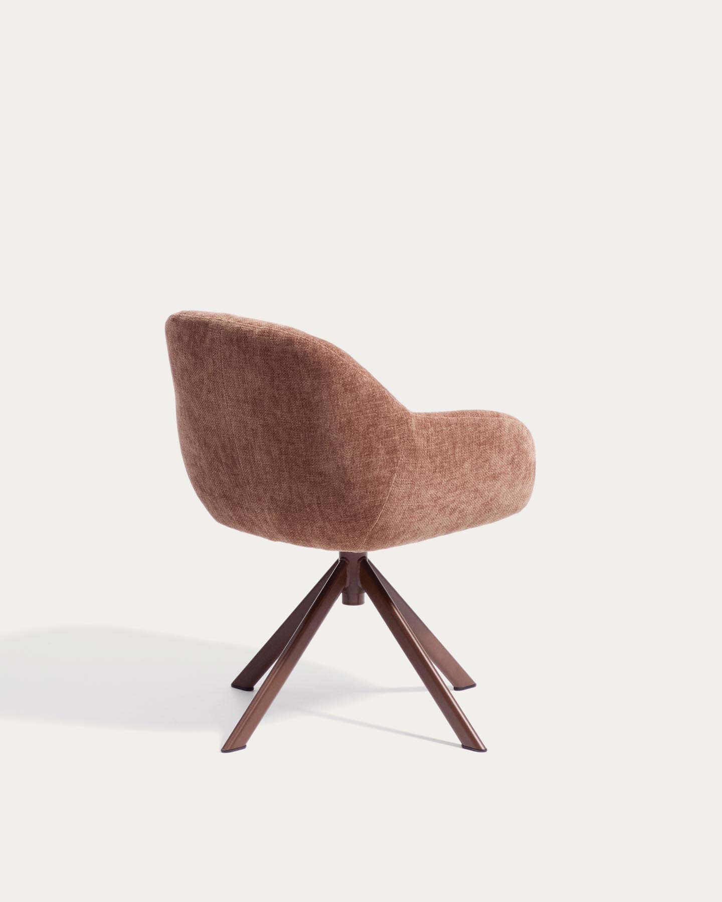Drehstuhl Dorina aus karamellfarbener Chenille und Stahlbeinen mit karamellfarbenem Finish in Terrakotta präsentiert im Onlineshop von KAQTU Design AG. Drehstuhl ist von Kave Home