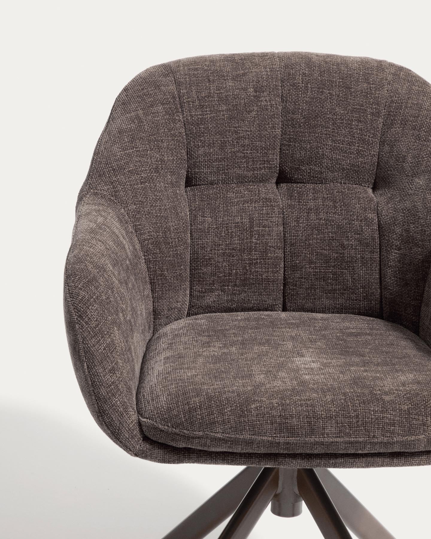 Drehstuhl Dorina aus brauner Chenille und Stahlbeinen mit braunem Finish in Braun präsentiert im Onlineshop von KAQTU Design AG. Drehstuhl ist von Kave Home