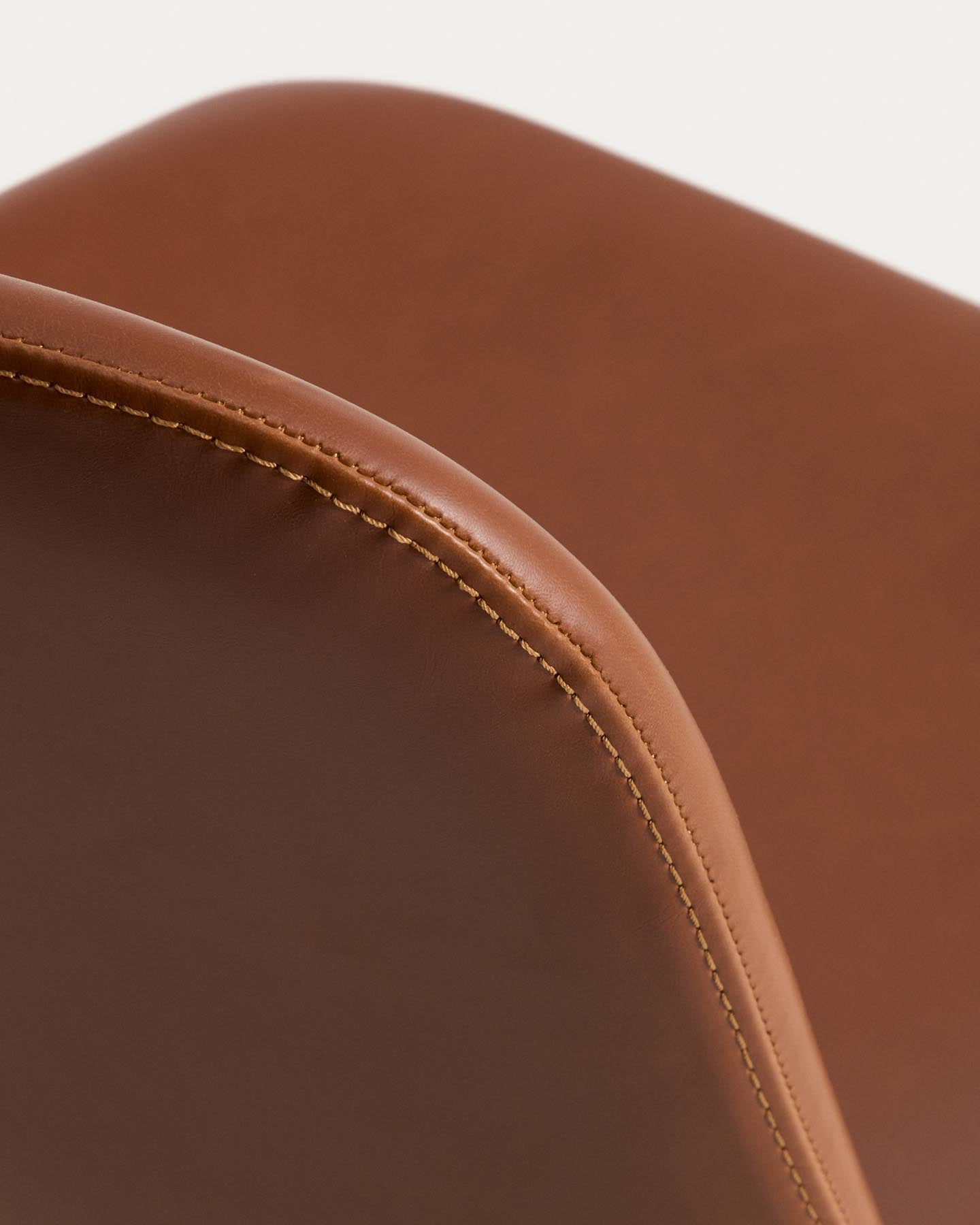 Stuhl Zahara mit braunem Polyurethan und Stahlbeinen mit schwarzem Finish, FSC 100 % in Braun präsentiert im Onlineshop von KAQTU Design AG. Stuhl ist von Kave Home