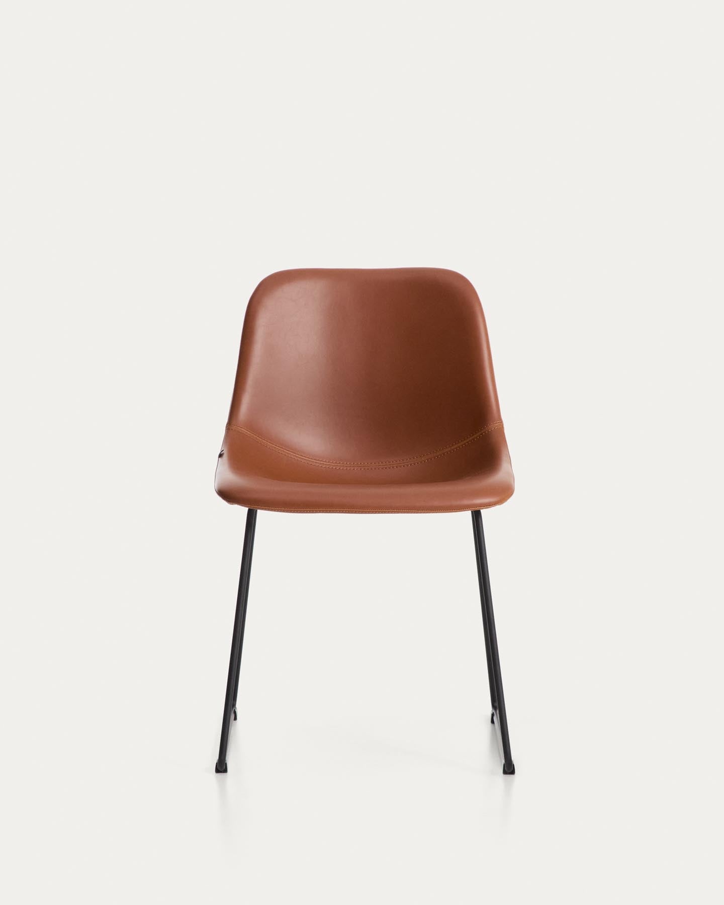 Stuhl Zahara mit braunem Polyurethan und Stahlbeinen mit schwarzem Finish, FSC 100 % in Braun präsentiert im Onlineshop von KAQTU Design AG. Stuhl ist von Kave Home