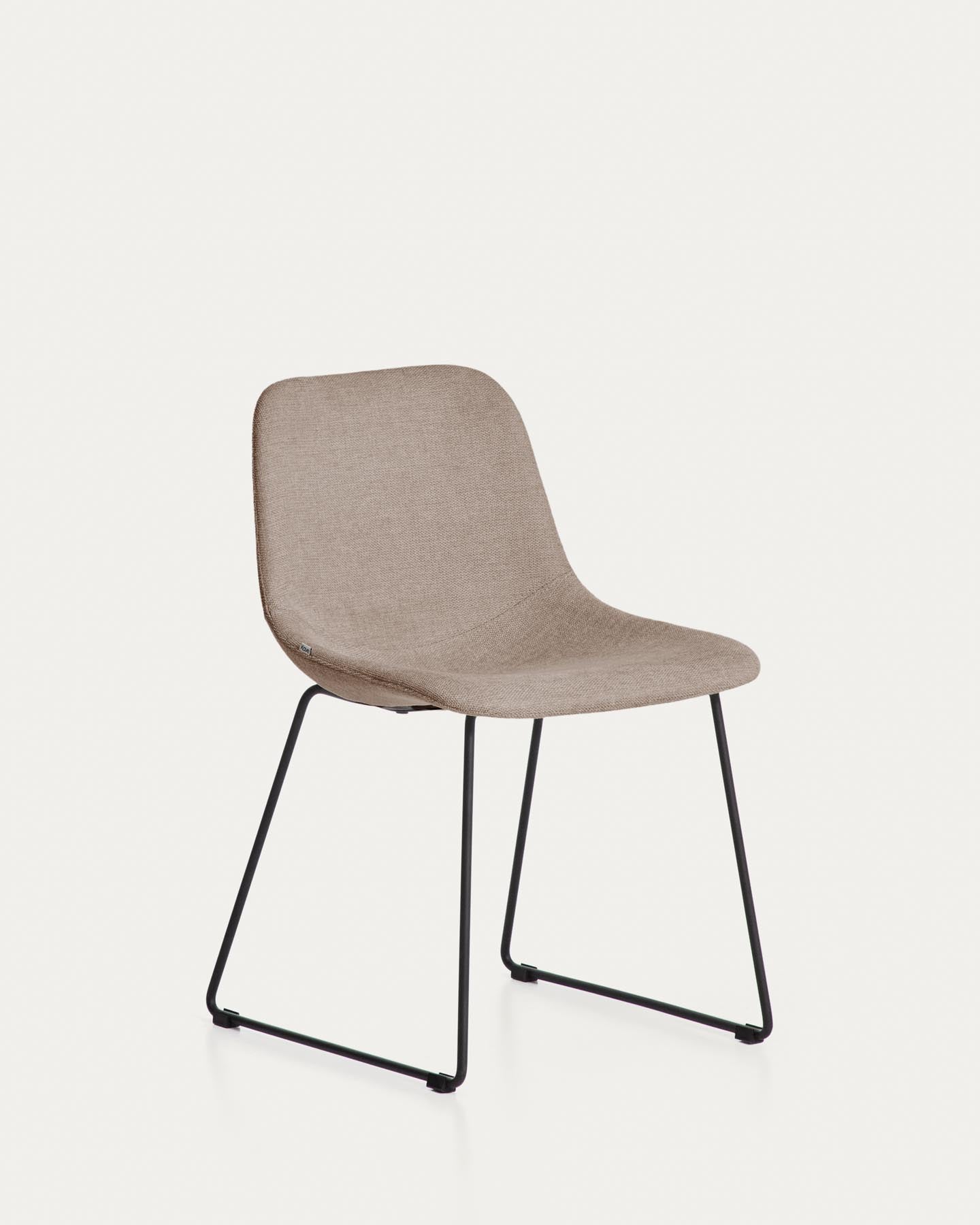 Stuhl Zahara mit brauner Chenille und Stahlbeinen mit schwarzem Finish, FSC 100 % in Braun präsentiert im Onlineshop von KAQTU Design AG. Stuhl ist von Kave Home