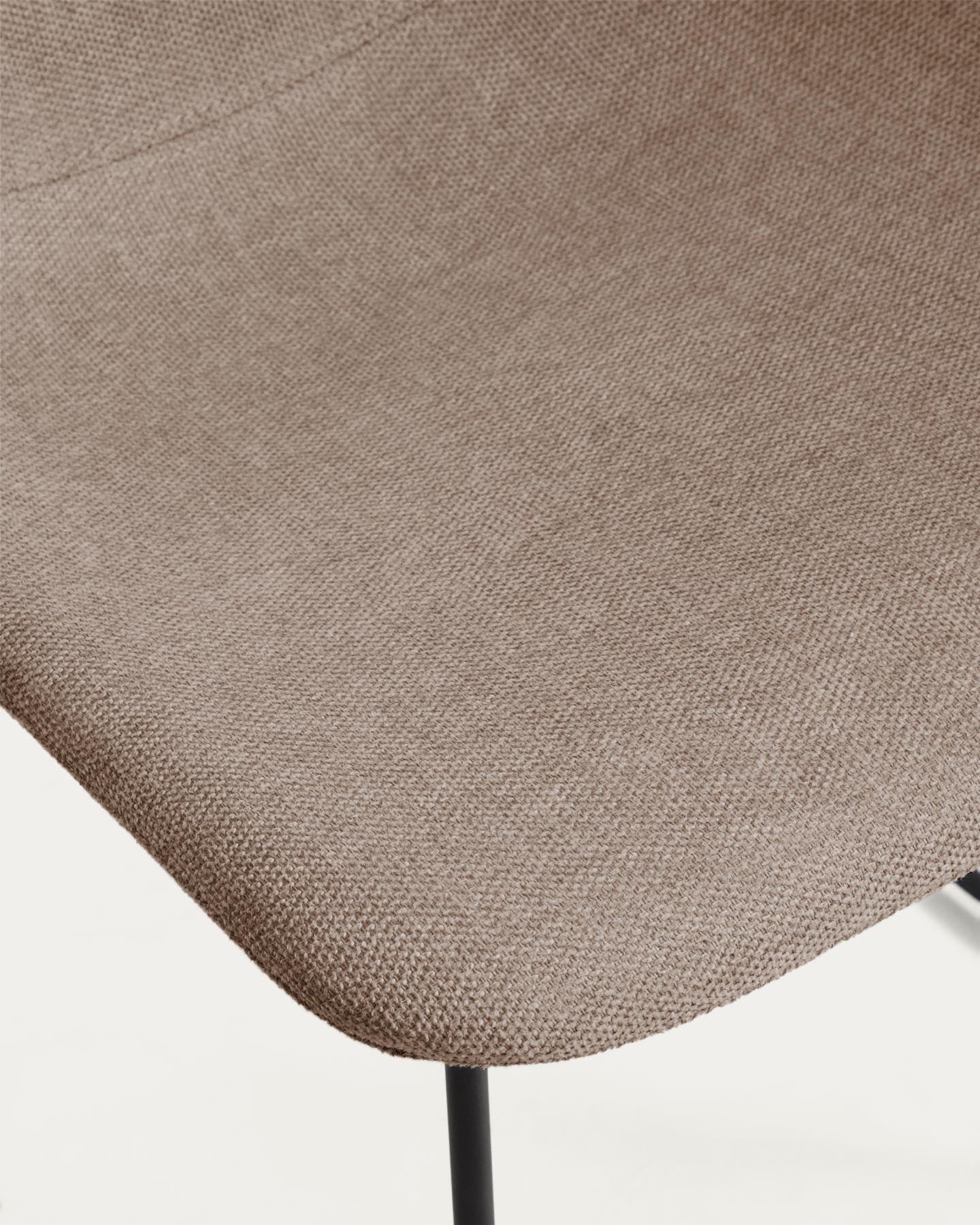 Stuhl Zahara mit brauner Chenille und Stahlbeinen mit schwarzem Finish, FSC 100 % in Braun präsentiert im Onlineshop von KAQTU Design AG. Stuhl ist von Kave Home