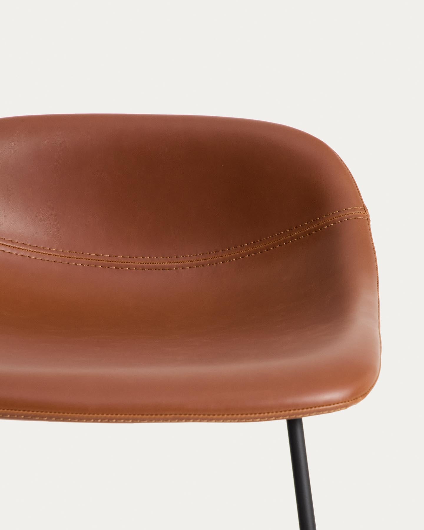 Hocker Zahara mit braunem Polyurethan und Stahlbeinen mit schwarzem Finish, 65 cm, FSC 100 % in Braun präsentiert im Onlineshop von KAQTU Design AG. Barhocker ist von Kave Home