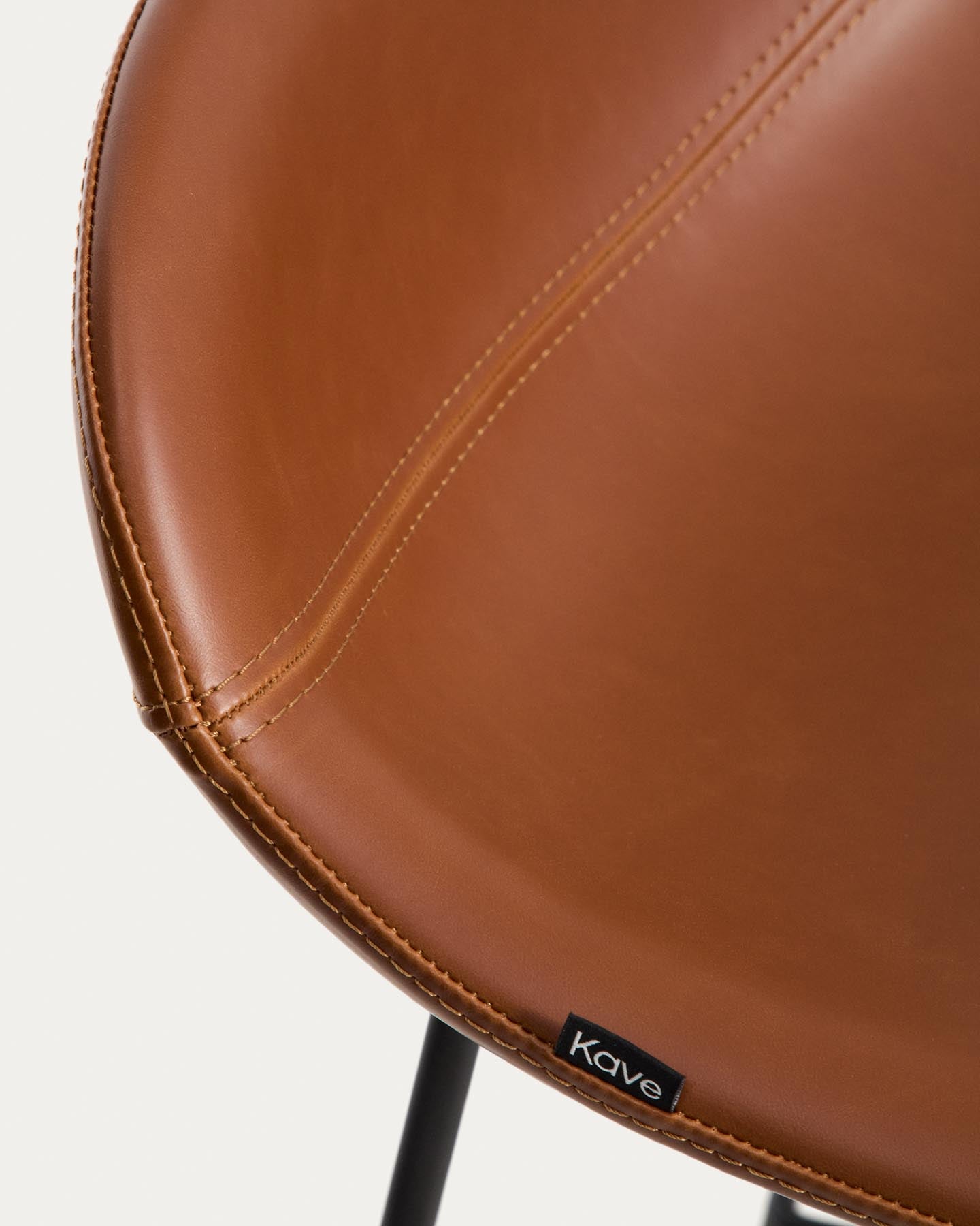 Hocker Zahara mit braunem Polyurethan und Stahlbeinen mit schwarzem Finish, 65 cm, FSC 100 % in Braun präsentiert im Onlineshop von KAQTU Design AG. Barhocker ist von Kave Home