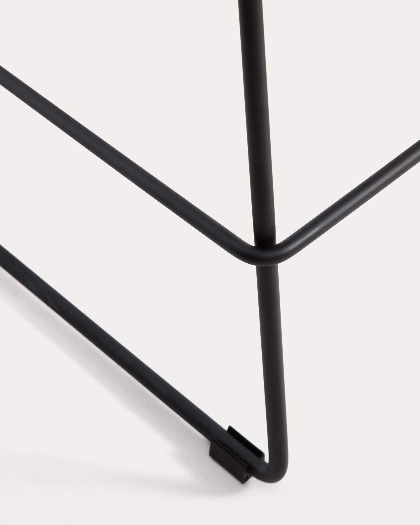 Hocker Zahara mit braunem Polyurethan und Stahlbeinen mit schwarzem Finish, 65 cm, FSC 100 % in Braun präsentiert im Onlineshop von KAQTU Design AG. Barhocker ist von Kave Home