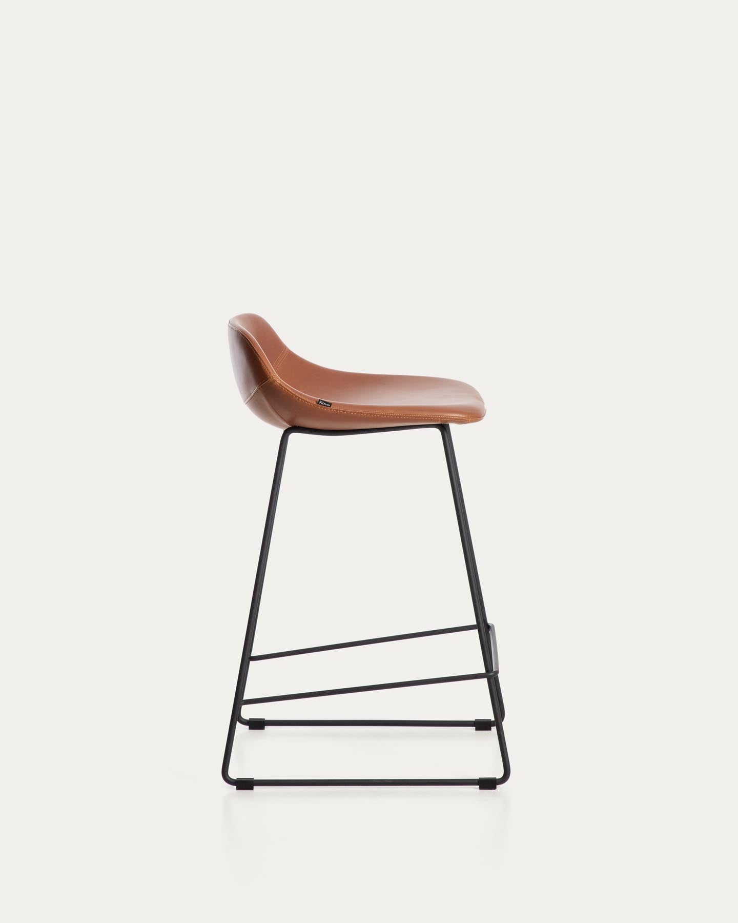 Hocker Zahara mit braunem Polyurethan und Stahlbeinen mit schwarzem Finish, 65 cm, FSC 100 % in Braun präsentiert im Onlineshop von KAQTU Design AG. Barhocker ist von Kave Home