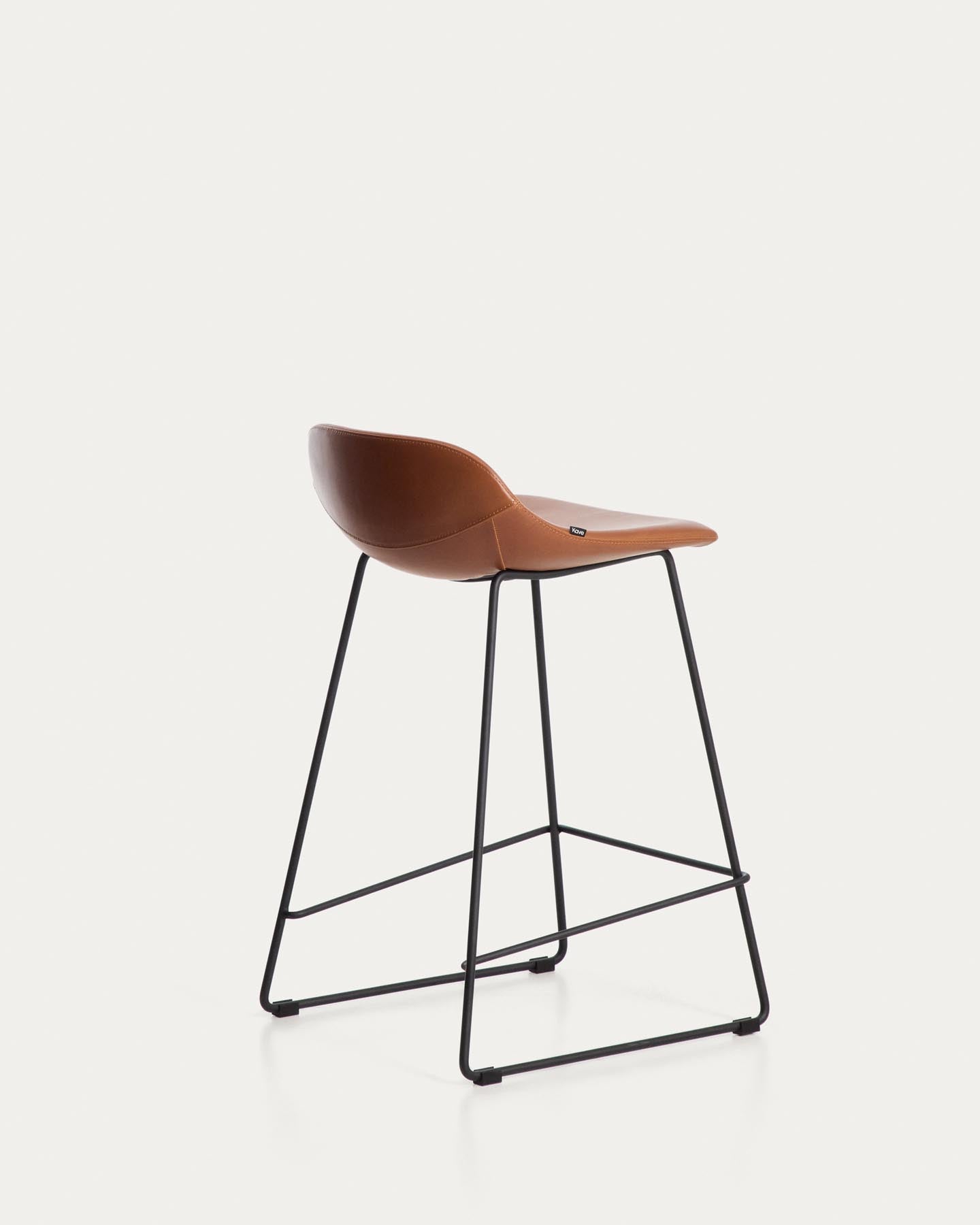 Hocker Zahara mit braunem Polyurethan und Stahlbeinen mit schwarzem Finish, 65 cm, FSC 100 % in Braun präsentiert im Onlineshop von KAQTU Design AG. Barhocker ist von Kave Home