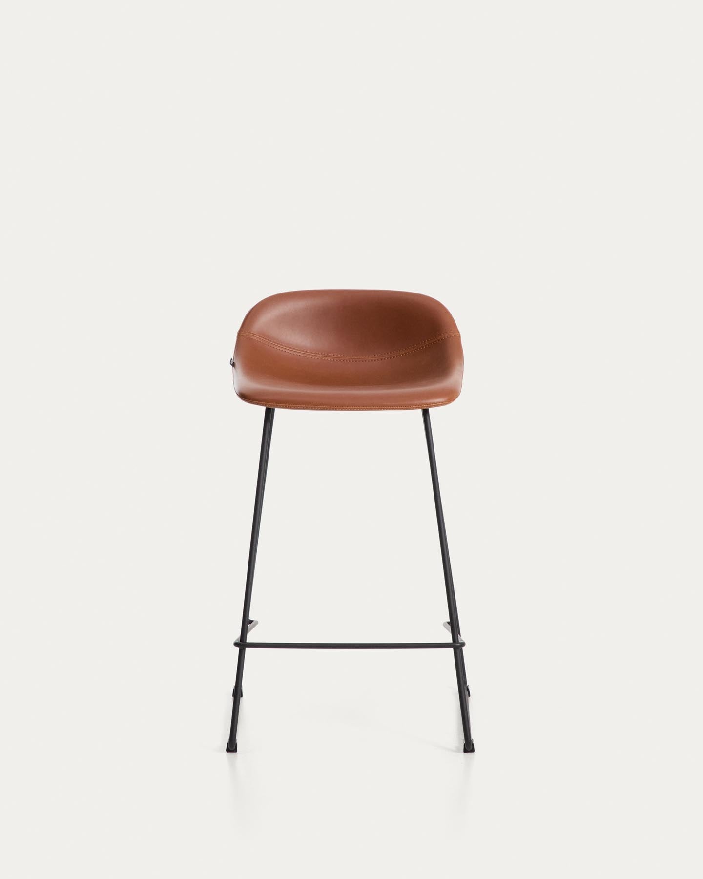 Hocker Zahara mit braunem Polyurethan und Stahlbeinen mit schwarzem Finish, 65 cm, FSC 100 % in Braun präsentiert im Onlineshop von KAQTU Design AG. Barhocker ist von Kave Home