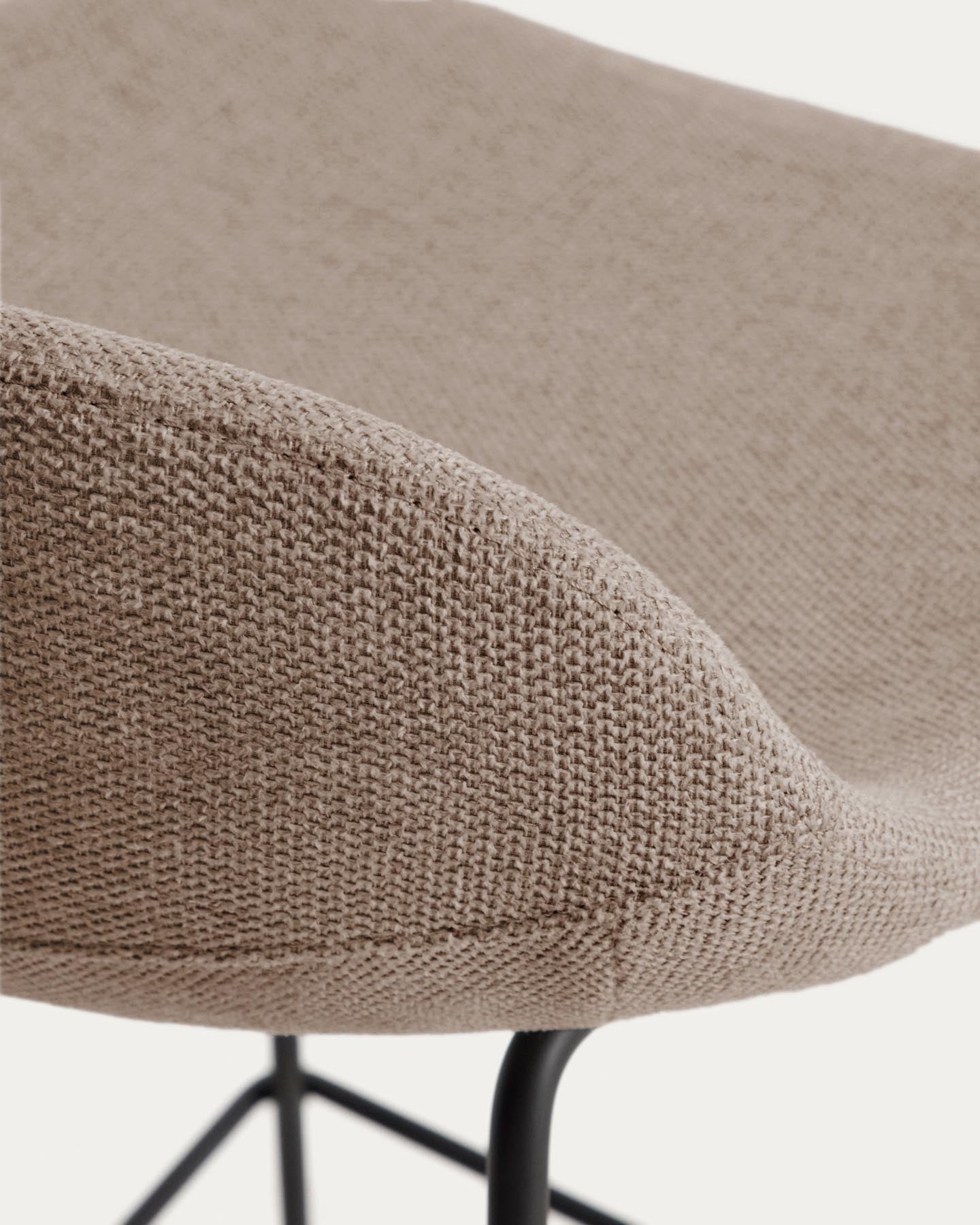 Hocker Zahara mit brauner Chenille und Stahlbeinen mit schwarzem Finish, 65 cm, FSC 100 % in Braun präsentiert im Onlineshop von KAQTU Design AG. Barhocker ist von Kave Home