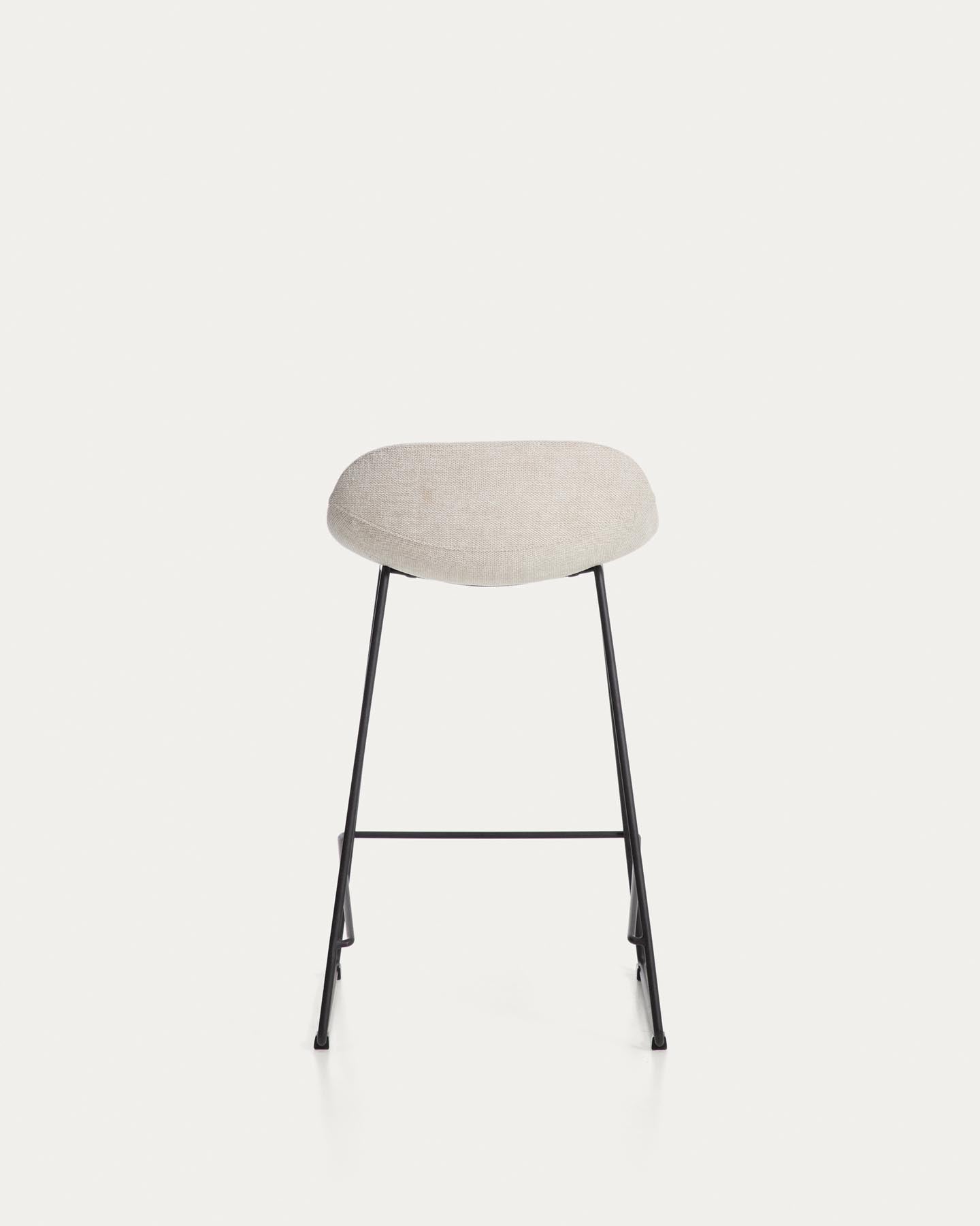 Hocker Zahara mit beiger Chenille und Stahlbeinen mit schwarzem Finish, 65 cm, FSC 100 % in Beige präsentiert im Onlineshop von KAQTU Design AG. Barhocker ist von Kave Home