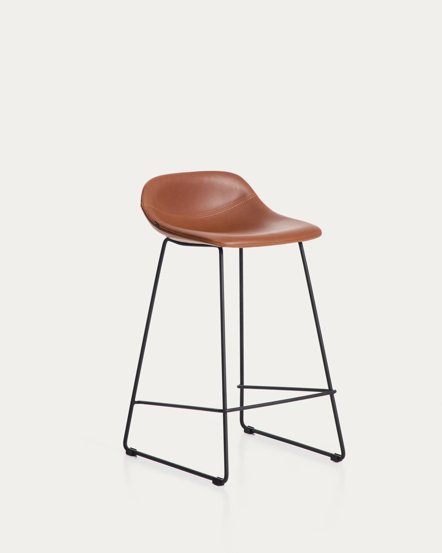 Hocker Zahara mit braunem Polyurethan und Stahlbeinen mit schwarzem Finish, 76 cm, FSC 100 % in Braun präsentiert im Onlineshop von KAQTU Design AG. Barhocker ist von Kave Home