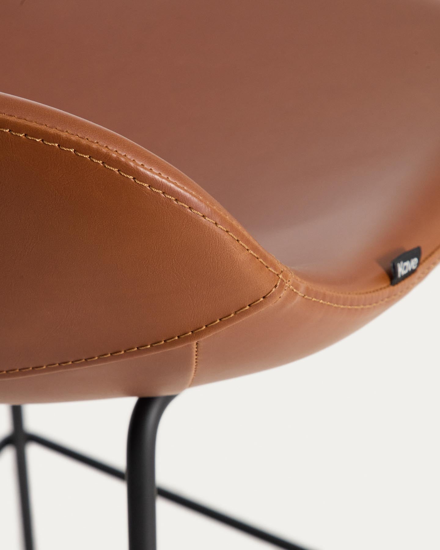 Hocker Zahara mit braunem Polyurethan und Stahlbeinen mit schwarzem Finish, 76 cm, FSC 100 % in Braun präsentiert im Onlineshop von KAQTU Design AG. Barhocker ist von Kave Home