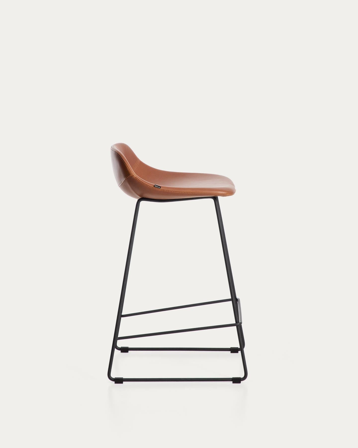 Hocker Zahara mit braunem Polyurethan und Stahlbeinen mit schwarzem Finish, 76 cm, FSC 100 % in Braun präsentiert im Onlineshop von KAQTU Design AG. Barhocker ist von Kave Home