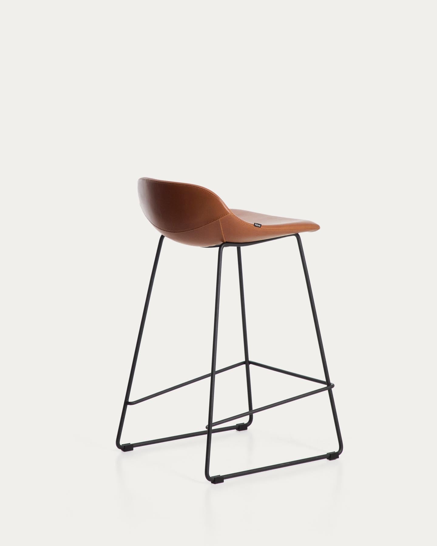 Hocker Zahara mit braunem Polyurethan und Stahlbeinen mit schwarzem Finish, 76 cm, FSC 100 % in Braun präsentiert im Onlineshop von KAQTU Design AG. Barhocker ist von Kave Home