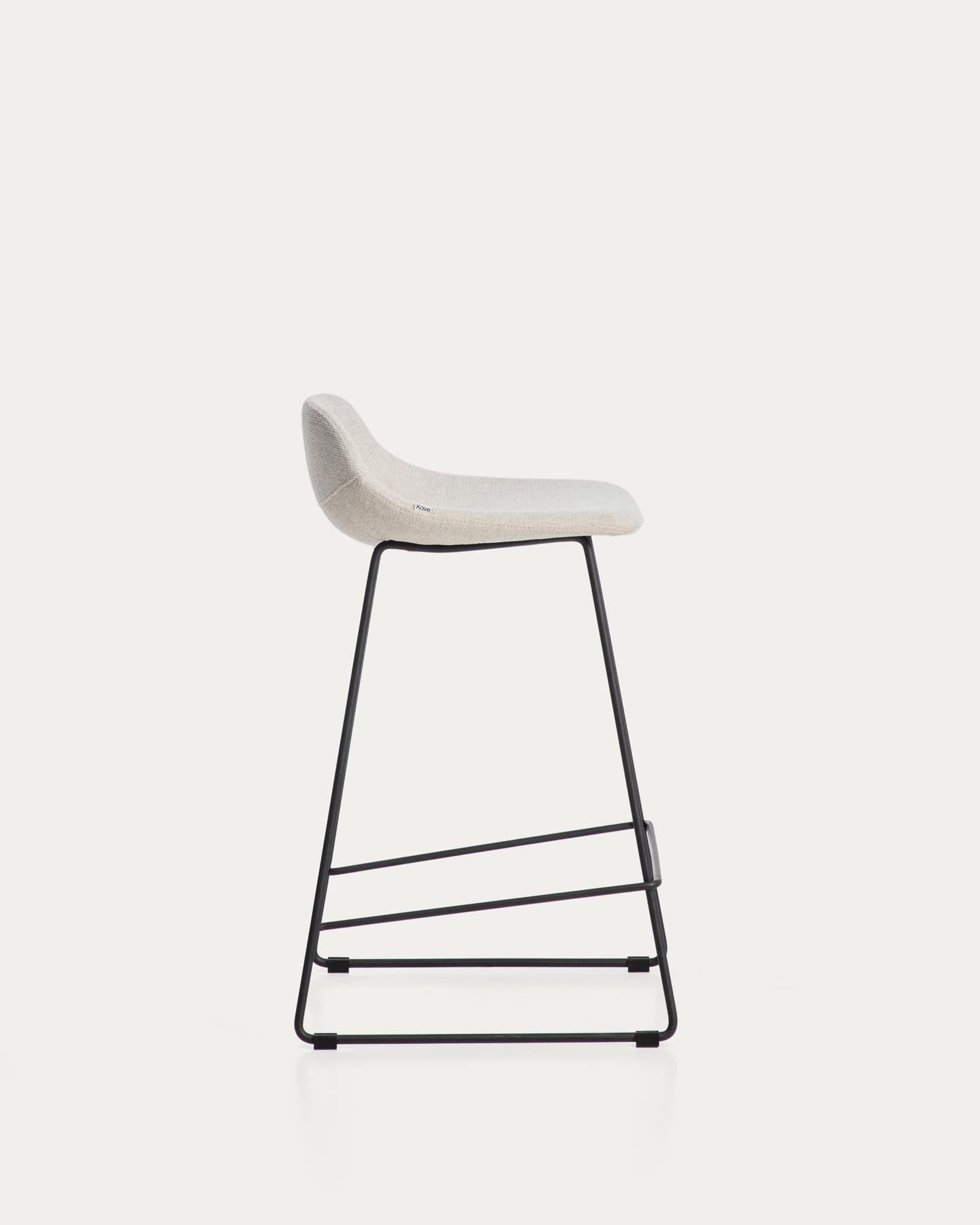 Hocker Zahara mit beiger Chenille und Stahlbeinen mit schwarzem Finish, 76 cm, FSC 100 % in Beige präsentiert im Onlineshop von KAQTU Design AG. Barhocker ist von Kave Home