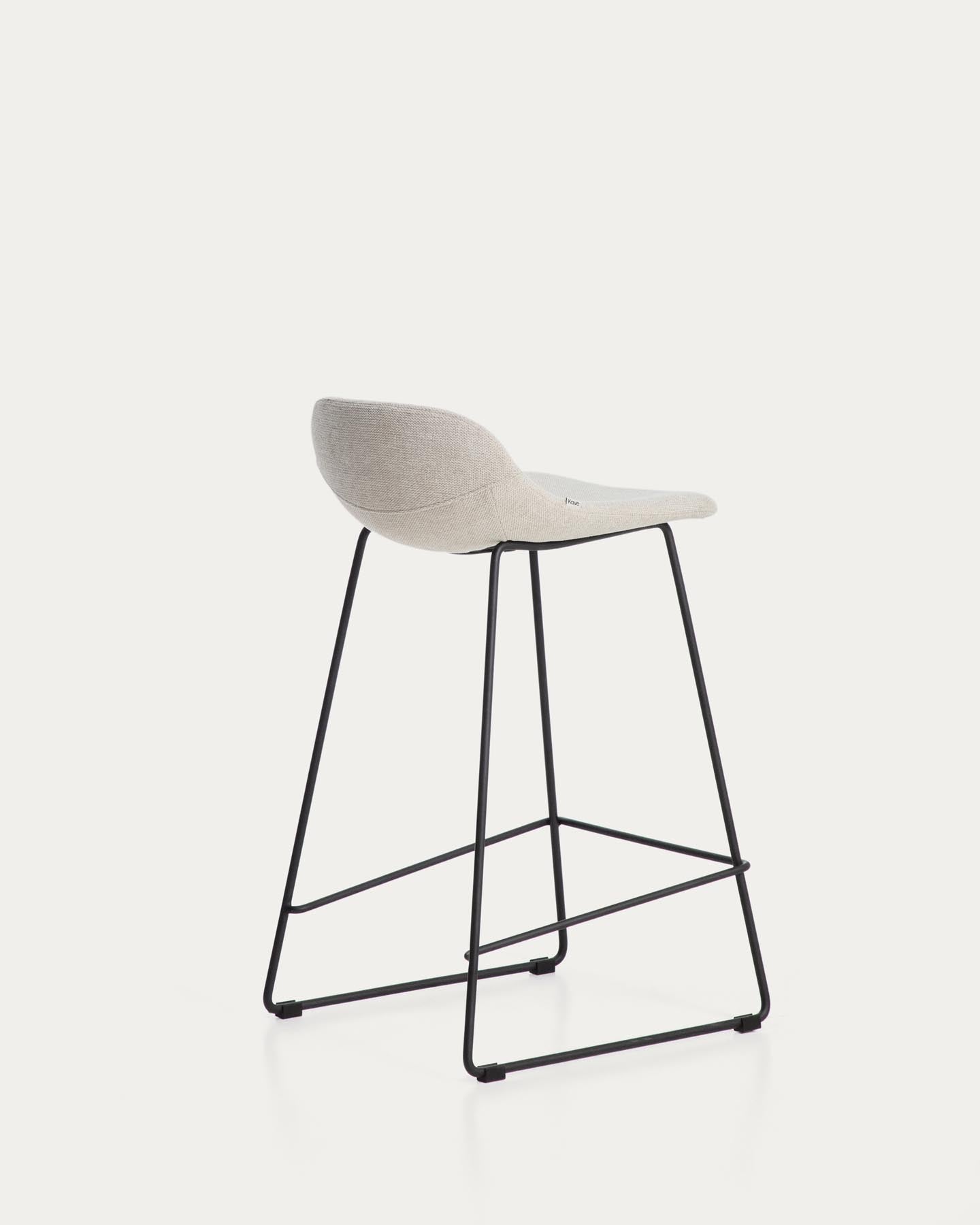 Hocker Zahara mit beiger Chenille und Stahlbeinen mit schwarzem Finish, 76 cm, FSC 100 % in Beige präsentiert im Onlineshop von KAQTU Design AG. Barhocker ist von Kave Home