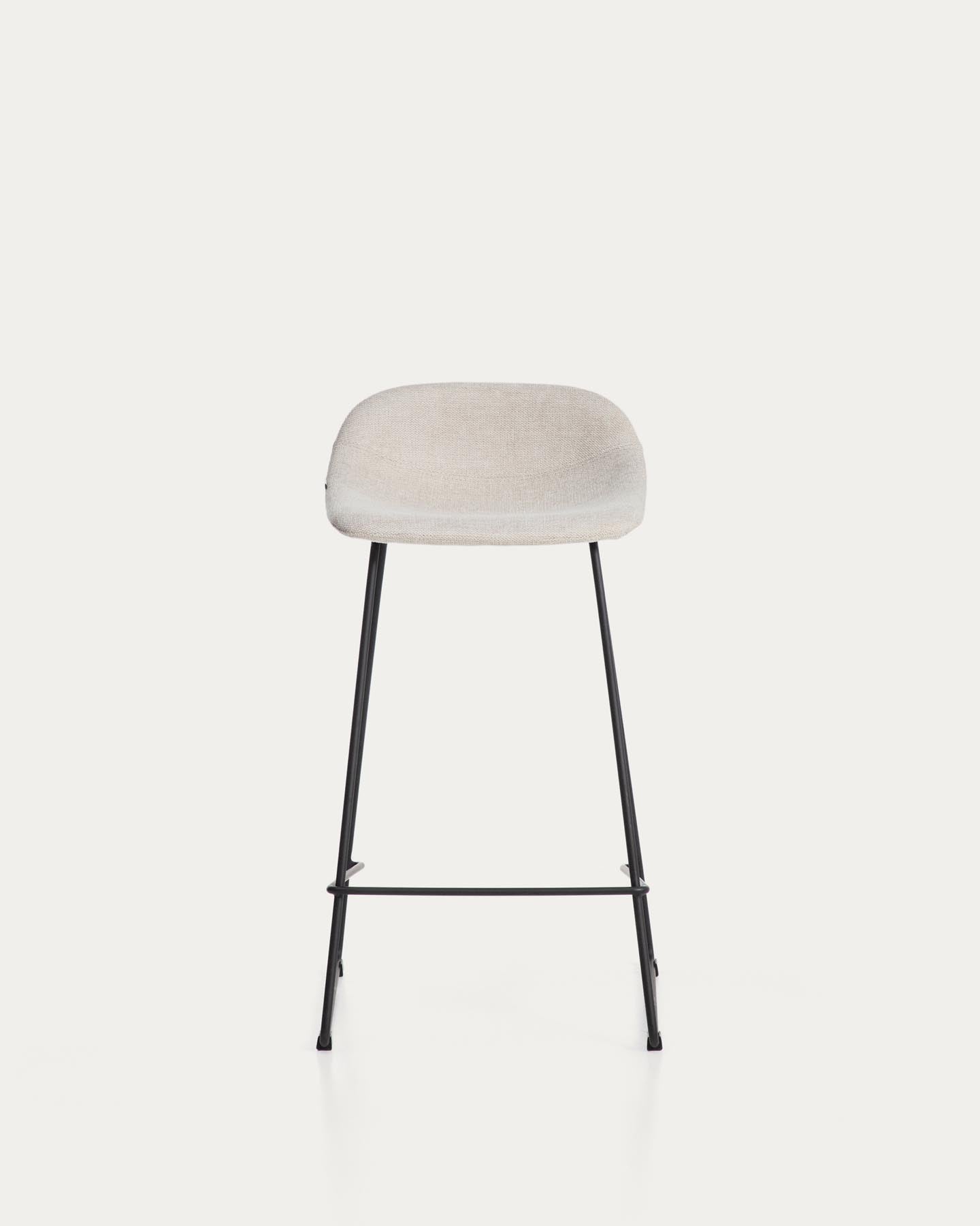 Hocker Zahara mit beiger Chenille und Stahlbeinen mit schwarzem Finish, 76 cm, FSC 100 % in Beige präsentiert im Onlineshop von KAQTU Design AG. Barhocker ist von Kave Home