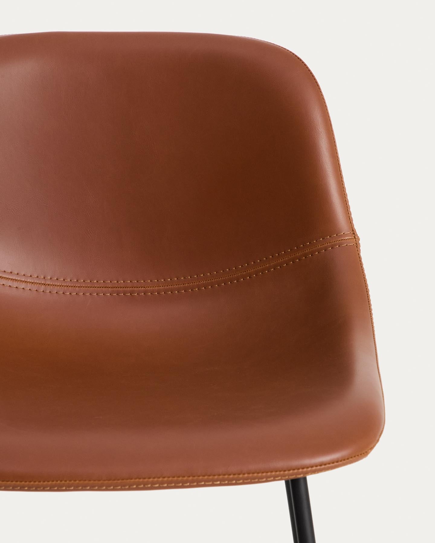 Hocker Zahara mit braunem Polyurethan und Stahlbeinen mit schwarzem Finish, 65 cm, FSC 100 % in Braun präsentiert im Onlineshop von KAQTU Design AG. Barhocker ist von Kave Home