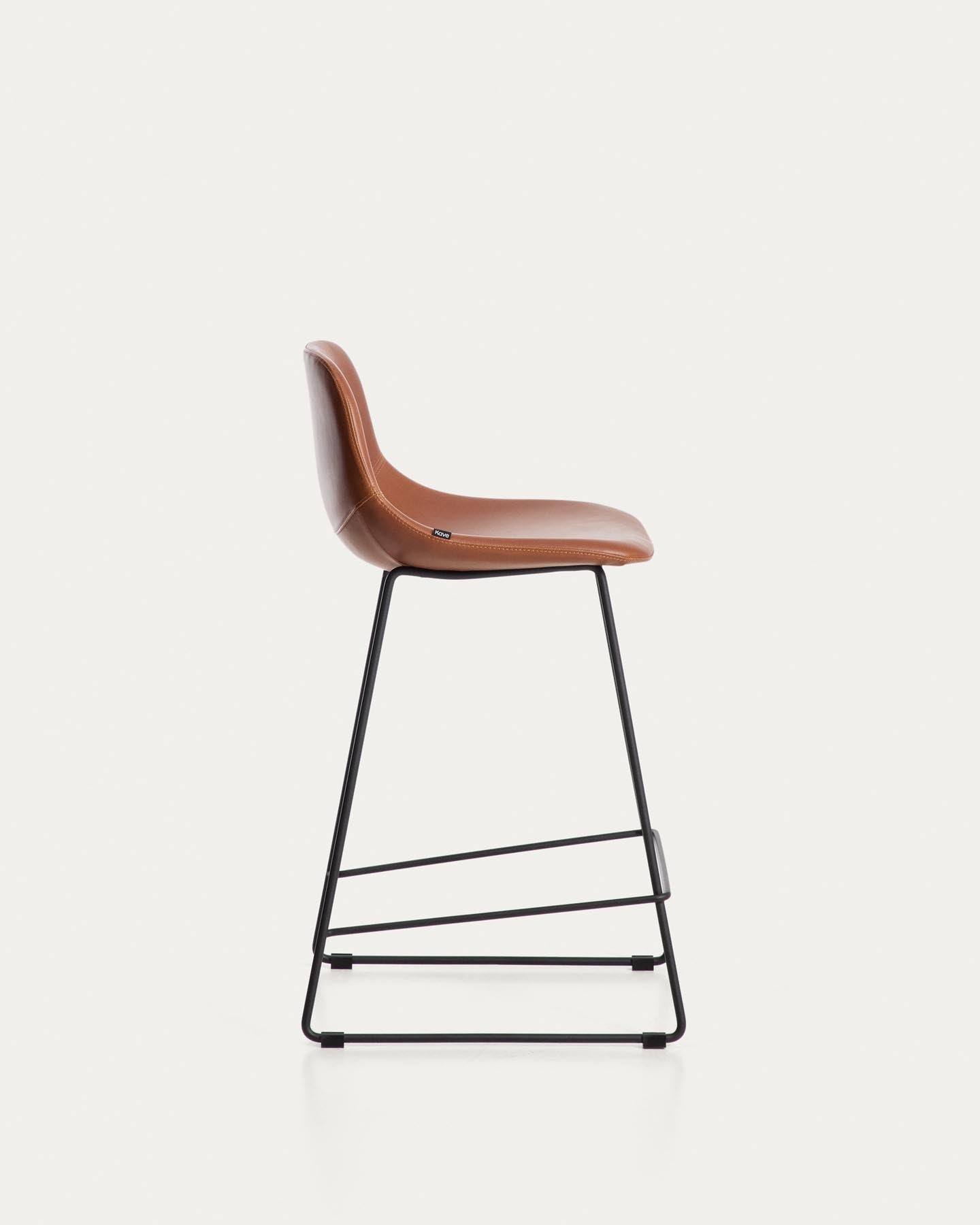 Hocker Zahara mit braunem Polyurethan und Stahlbeinen mit schwarzem Finish, 65 cm, FSC 100 % in Braun präsentiert im Onlineshop von KAQTU Design AG. Barhocker ist von Kave Home