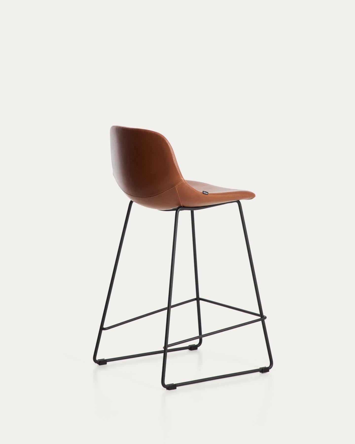 Hocker Zahara mit braunem Polyurethan und Stahlbeinen mit schwarzem Finish, 65 cm, FSC 100 % in Braun präsentiert im Onlineshop von KAQTU Design AG. Barhocker ist von Kave Home