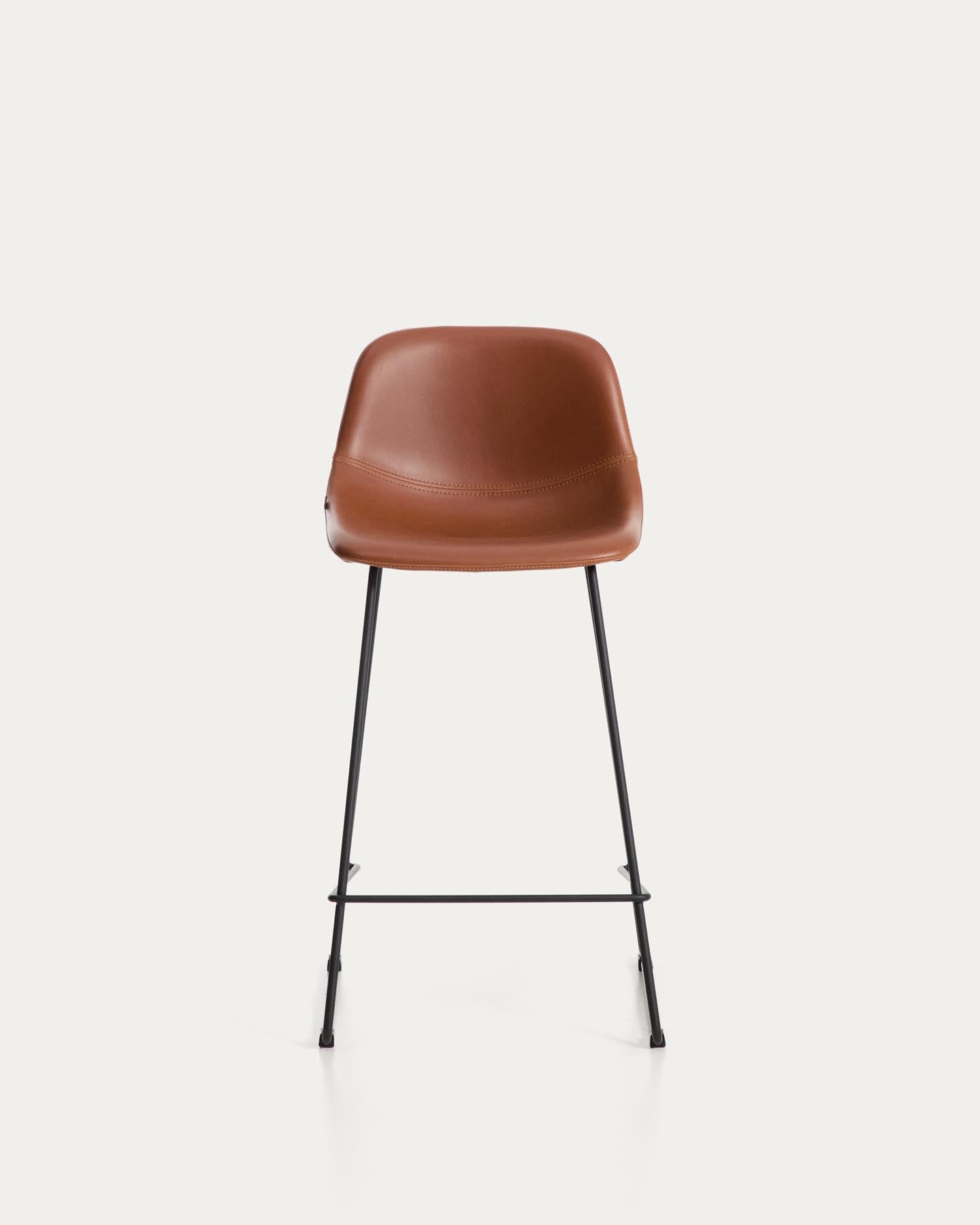 Hocker Zahara mit braunem Polyurethan und Stahlbeinen mit schwarzem Finish, 65 cm, FSC 100 % in Braun präsentiert im Onlineshop von KAQTU Design AG. Barhocker ist von Kave Home