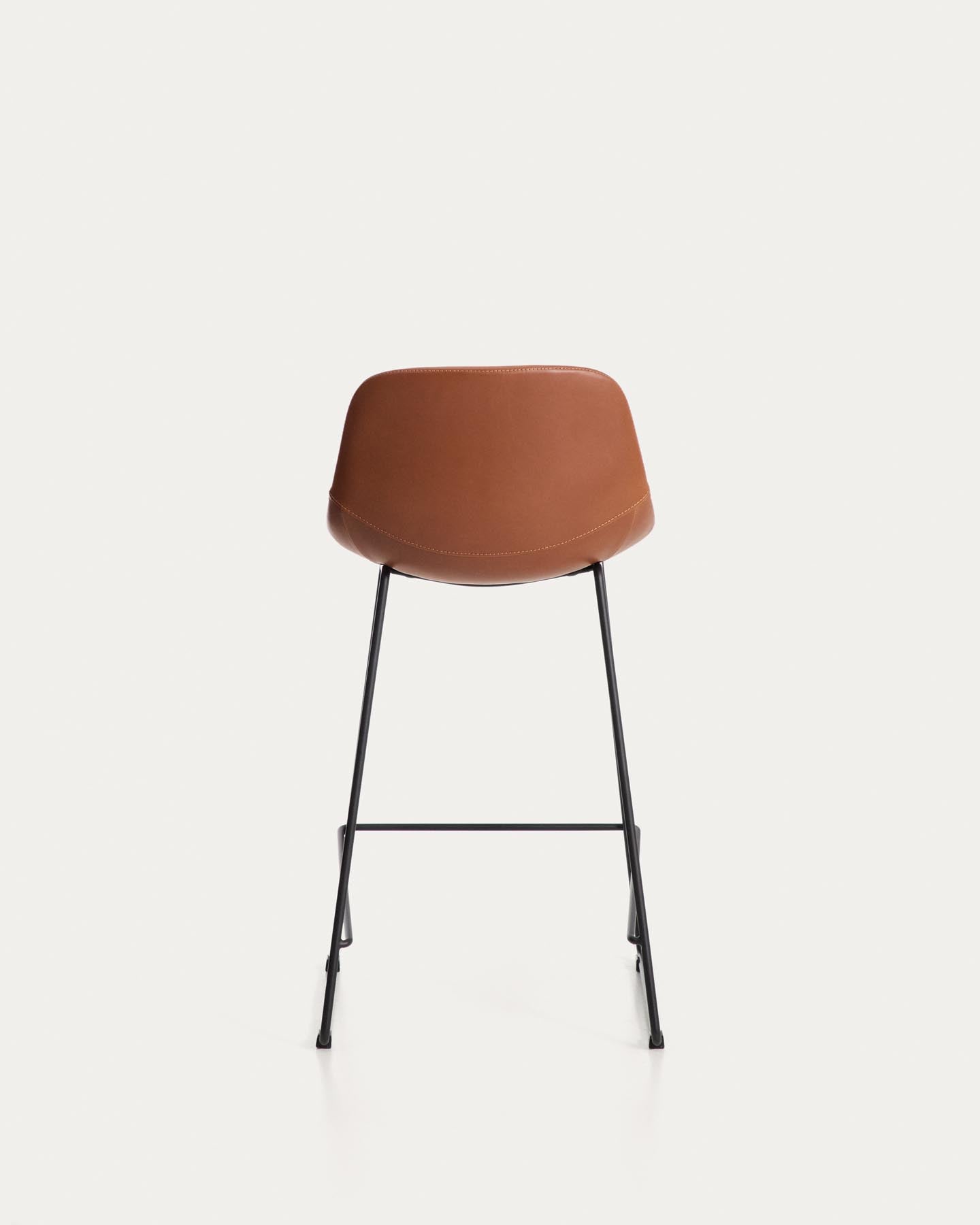 Hocker Zahara mit braunem Polyurethan und Stahlbeinen mit schwarzem Finish, 65 cm, FSC 100 % in Braun präsentiert im Onlineshop von KAQTU Design AG. Barhocker ist von Kave Home