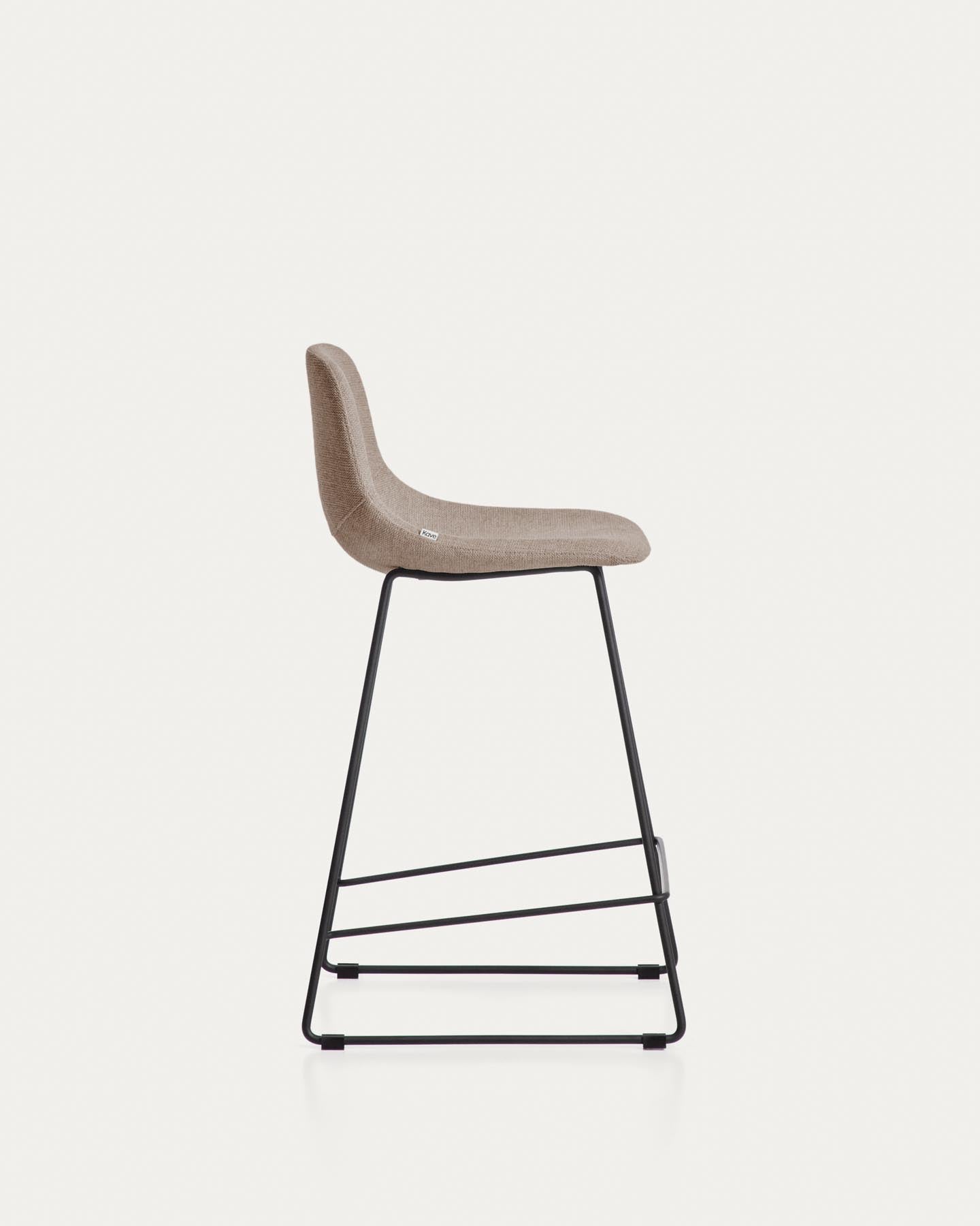 Hocker Zahara mit brauner Chenille und Stahlbeinen mit schwarzem Finish, 65 cm, FSC 100 % in Braun präsentiert im Onlineshop von KAQTU Design AG. Barhocker ist von Kave Home