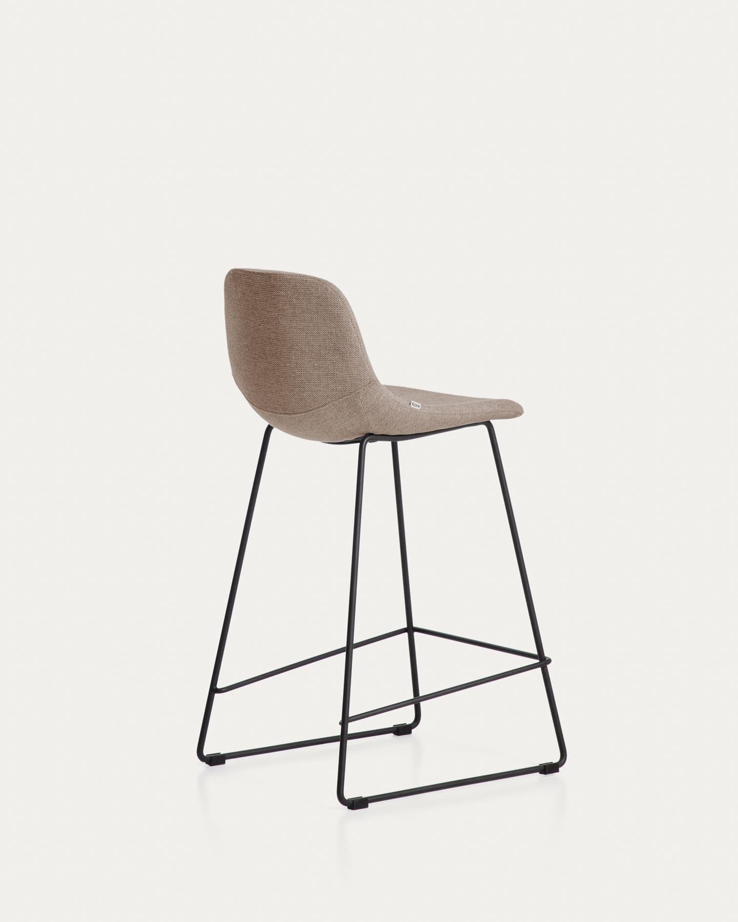 Hocker Zahara mit brauner Chenille und Stahlbeinen mit schwarzem Finish, 65 cm, FSC 100 % in Braun präsentiert im Onlineshop von KAQTU Design AG. Barhocker ist von Kave Home