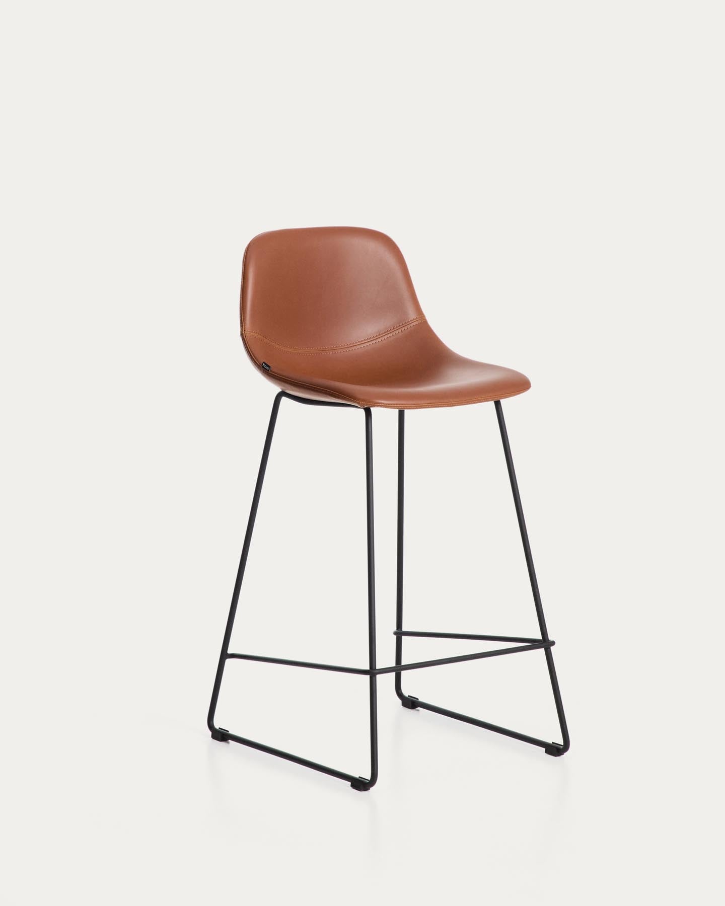Hocker Zahara mit braunem Polyurethan und Stahlbeinen mit schwarzem Finish, 76 cm, FSC 100 % in Braun präsentiert im Onlineshop von KAQTU Design AG. Barhocker ist von Kave Home