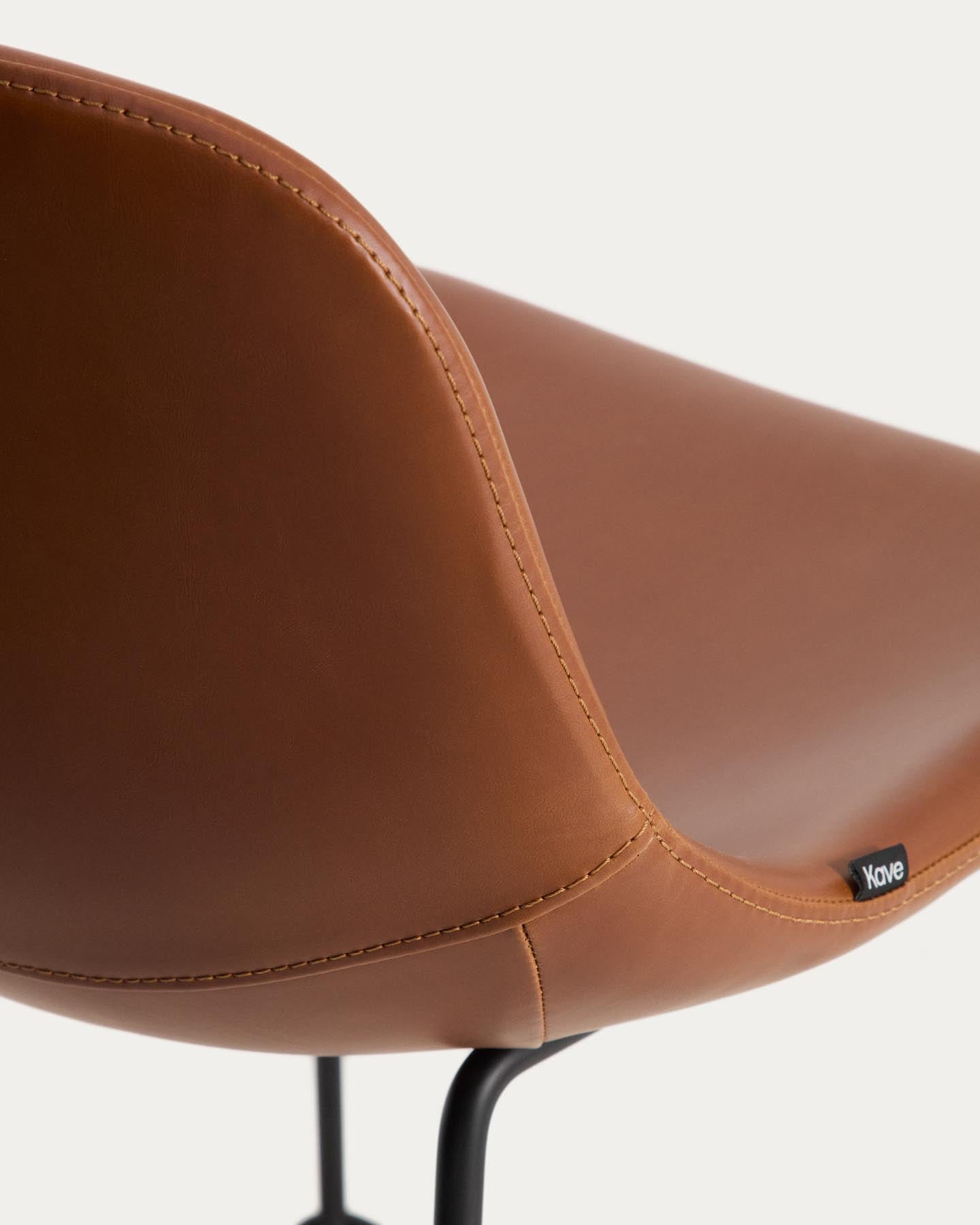 Hocker Zahara mit braunem Polyurethan und Stahlbeinen mit schwarzem Finish, 76 cm, FSC 100 % in Braun präsentiert im Onlineshop von KAQTU Design AG. Barhocker ist von Kave Home