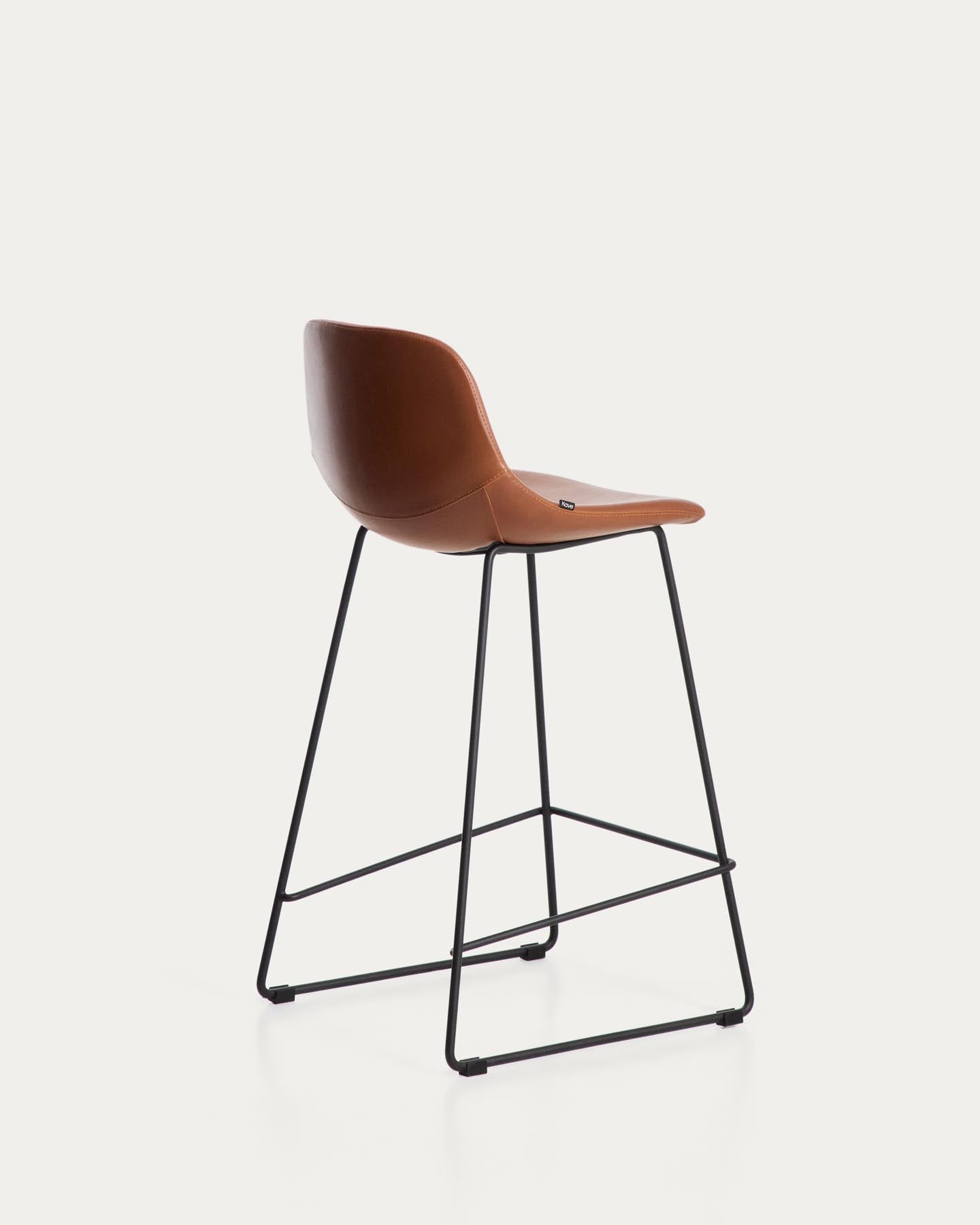 Hocker Zahara mit braunem Polyurethan und Stahlbeinen mit schwarzem Finish, 76 cm, FSC 100 % in Braun präsentiert im Onlineshop von KAQTU Design AG. Barhocker ist von Kave Home