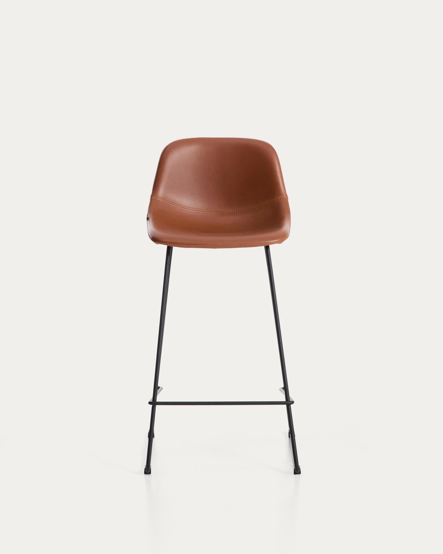 Hocker Zahara mit braunem Polyurethan und Stahlbeinen mit schwarzem Finish, 76 cm, FSC 100 % in Braun präsentiert im Onlineshop von KAQTU Design AG. Barhocker ist von Kave Home
