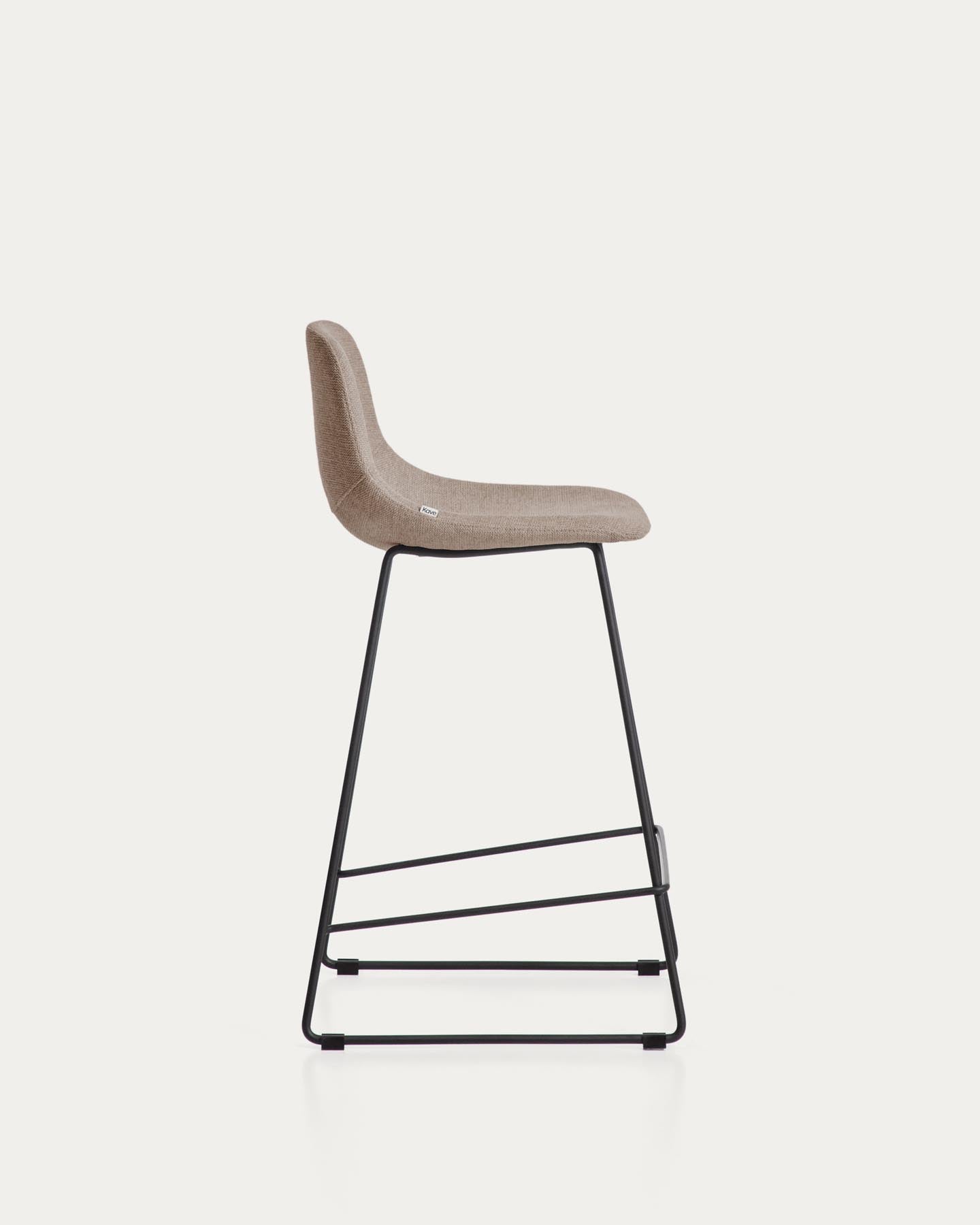 Hocker Zahara mit brauner Chenille und Stahlbeinen mit schwarzem Finish, 76 cm, FSC 100 % in Braun präsentiert im Onlineshop von KAQTU Design AG. Barhocker ist von Kave Home