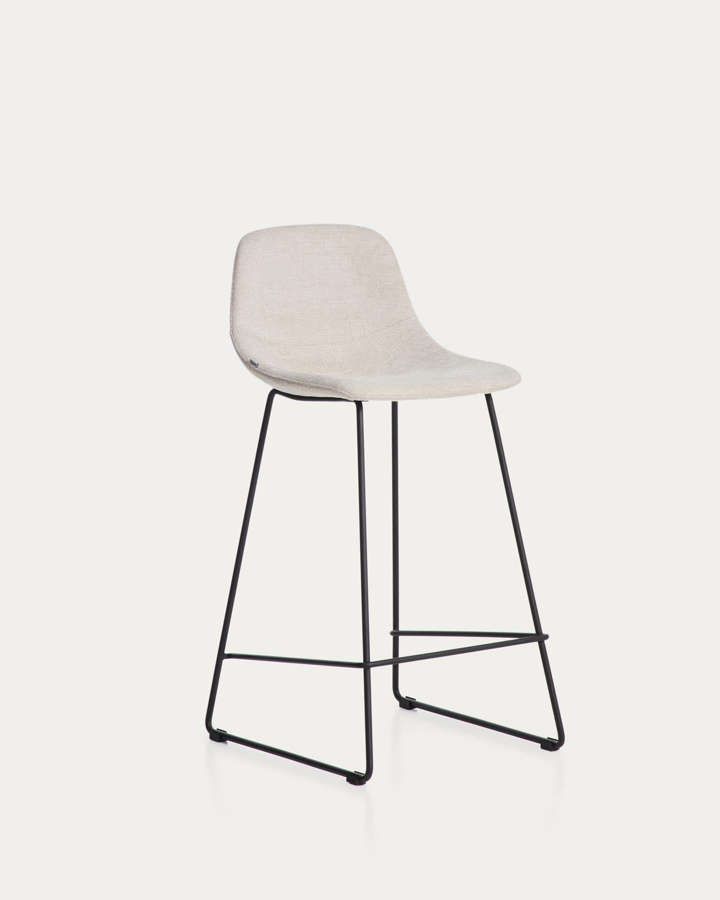 Hocker Zahara mit beiger Chenille und Stahlbeinen mit schwarzem Finish, 76 cm, FSC 100 % in Beige präsentiert im Onlineshop von KAQTU Design AG. Barhocker ist von Kave Home