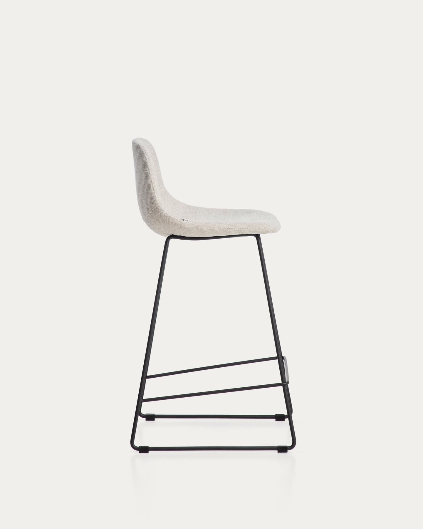 Hocker Zahara mit beiger Chenille und Stahlbeinen mit schwarzem Finish, 76 cm, FSC 100 % in Beige präsentiert im Onlineshop von KAQTU Design AG. Barhocker ist von Kave Home