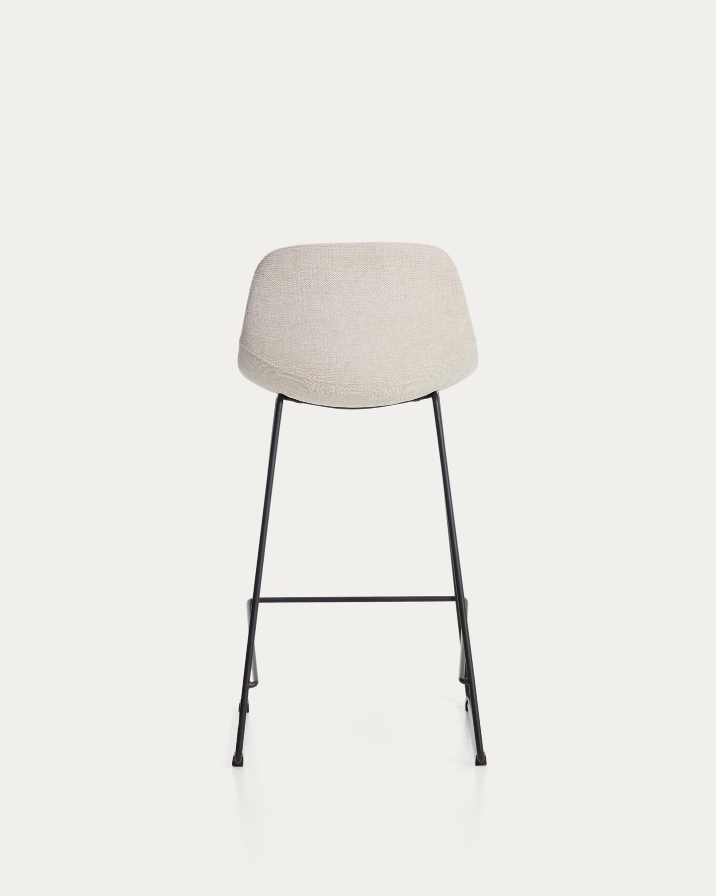 Hocker Zahara mit beiger Chenille und Stahlbeinen mit schwarzem Finish, 76 cm, FSC 100 % in Beige präsentiert im Onlineshop von KAQTU Design AG. Barhocker ist von Kave Home