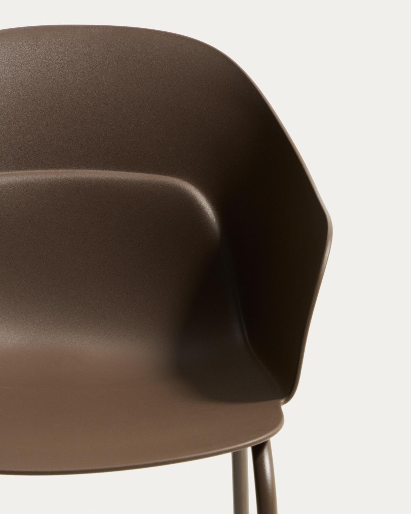 Stuhl Sanile mit Stahlbeinen mit braunem Finish in Braun präsentiert im Onlineshop von KAQTU Design AG. Stuhl ist von Kave Home