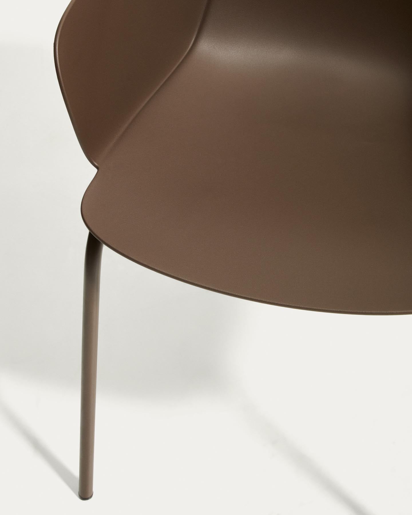 Stuhl Sanile mit Stahlbeinen mit braunem Finish in Braun präsentiert im Onlineshop von KAQTU Design AG. Stuhl ist von Kave Home
